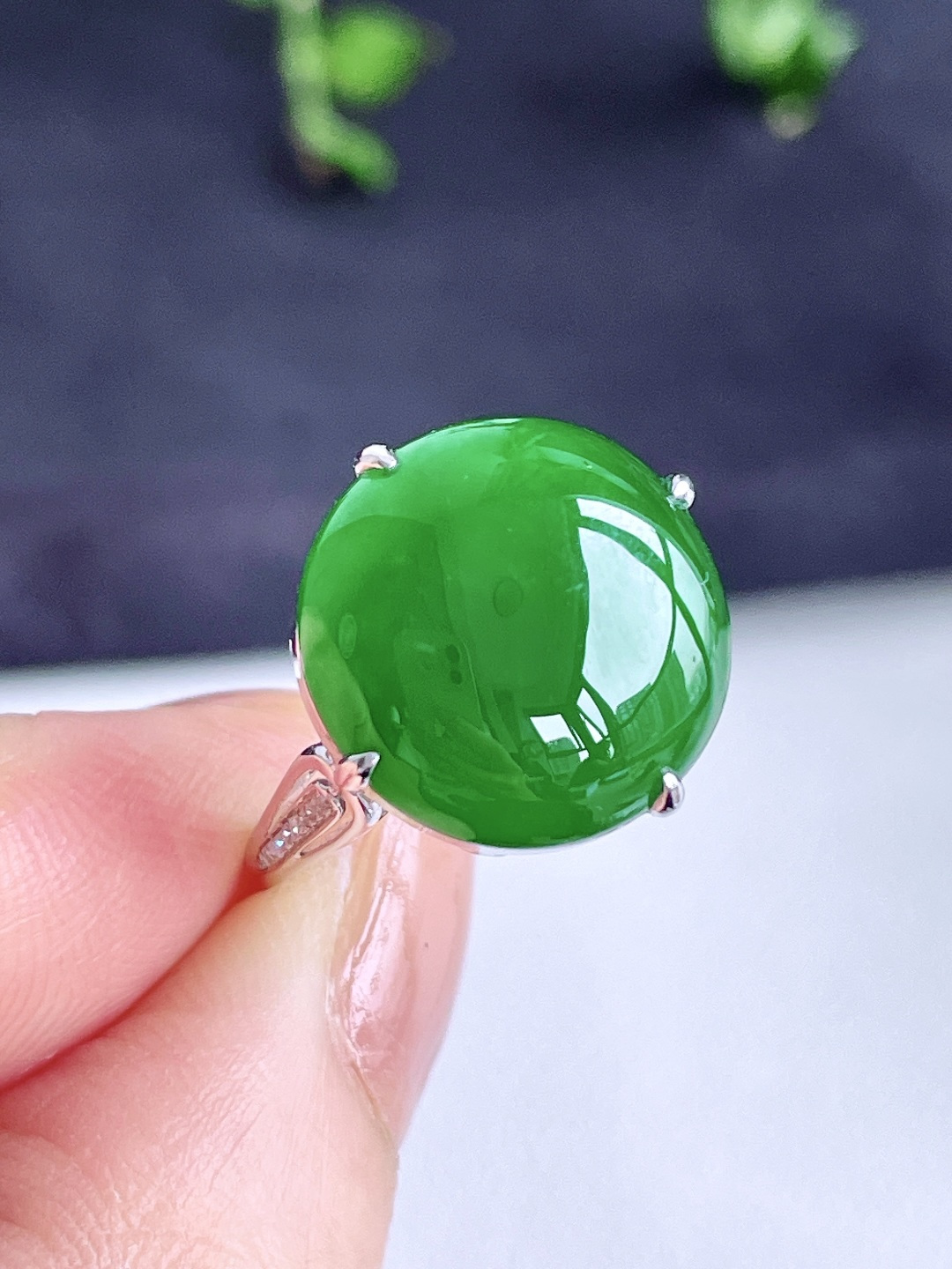 冰辣绿蛋面鸽子蛋戒指，18k金镶嵌，无裂，性比高，13.9/13.9/4，13.5号，3.2克