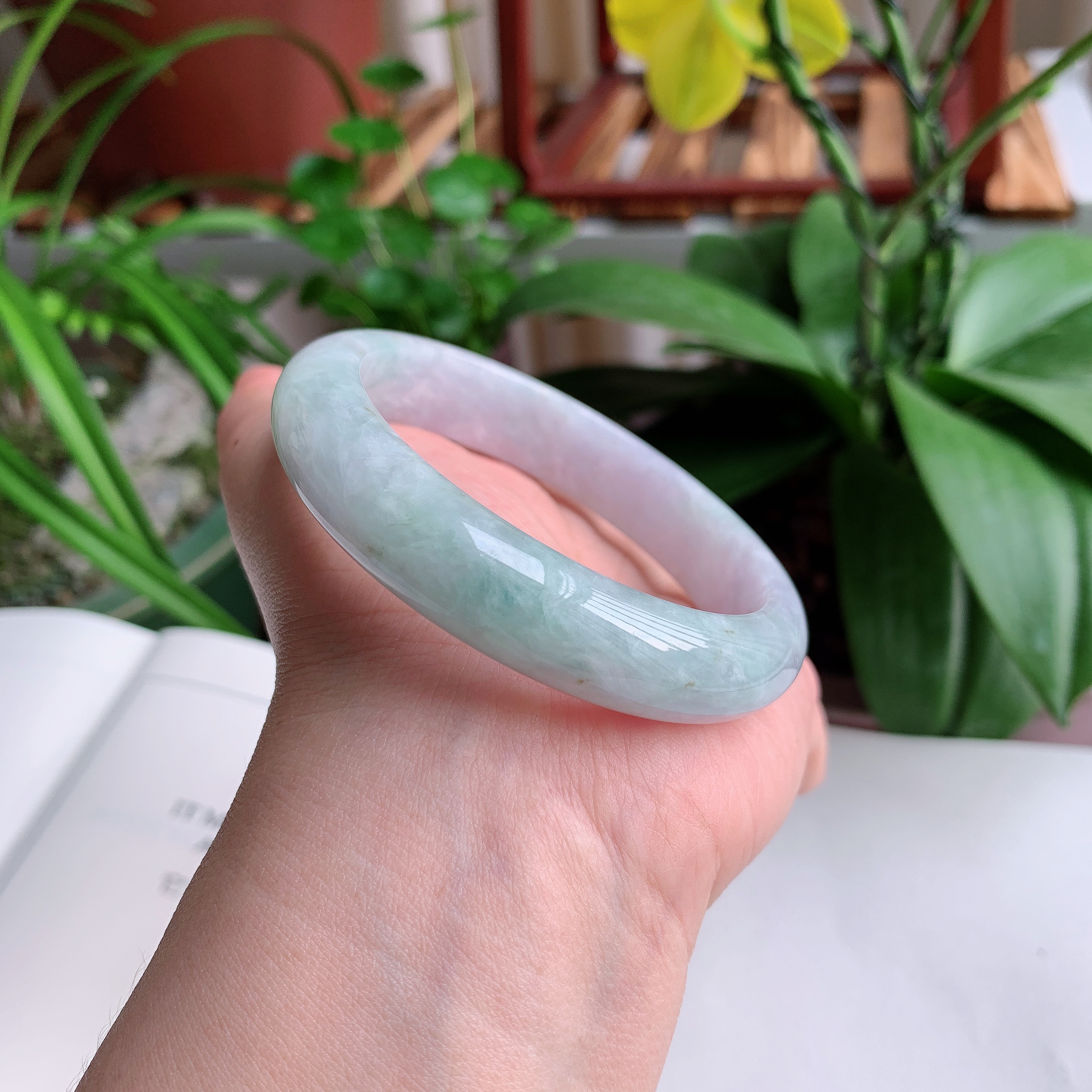 正圈58圈口，天然A货翡翠冰糯种水润飘绿玉手镯，水润秀丽，飘花灵动，种水十足，视觉甜美可人，恰到好处的美，十分高雅耐看，条形优美，上手优雅大方。61.34