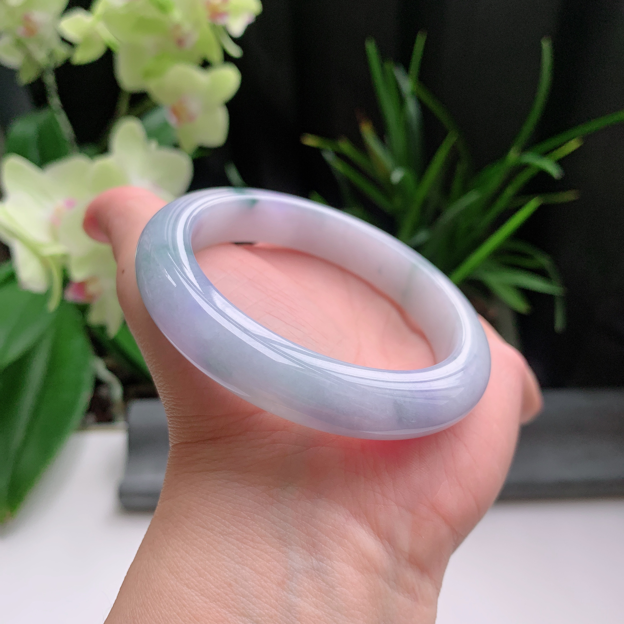 正圈56圈口，天然A货翡翠冰糯种水润淡紫飘绿玉手镯，水润秀丽，飘花灵动，种水十足，视觉甜美可人，恰