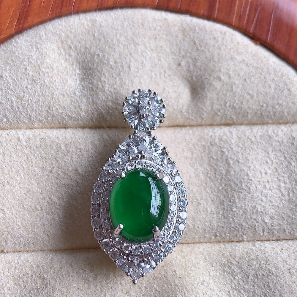 冰润飘绿蛋面翡翠吊坠，925银饰镶嵌  质地细腻，清秀高雅，饱满圆润  款式大方经典，颜色鲜艳，沁人心脾，高质量精品   W815.27  整体尺寸：27.5-13.5-11.8mm   裸石尺寸：10-8mm