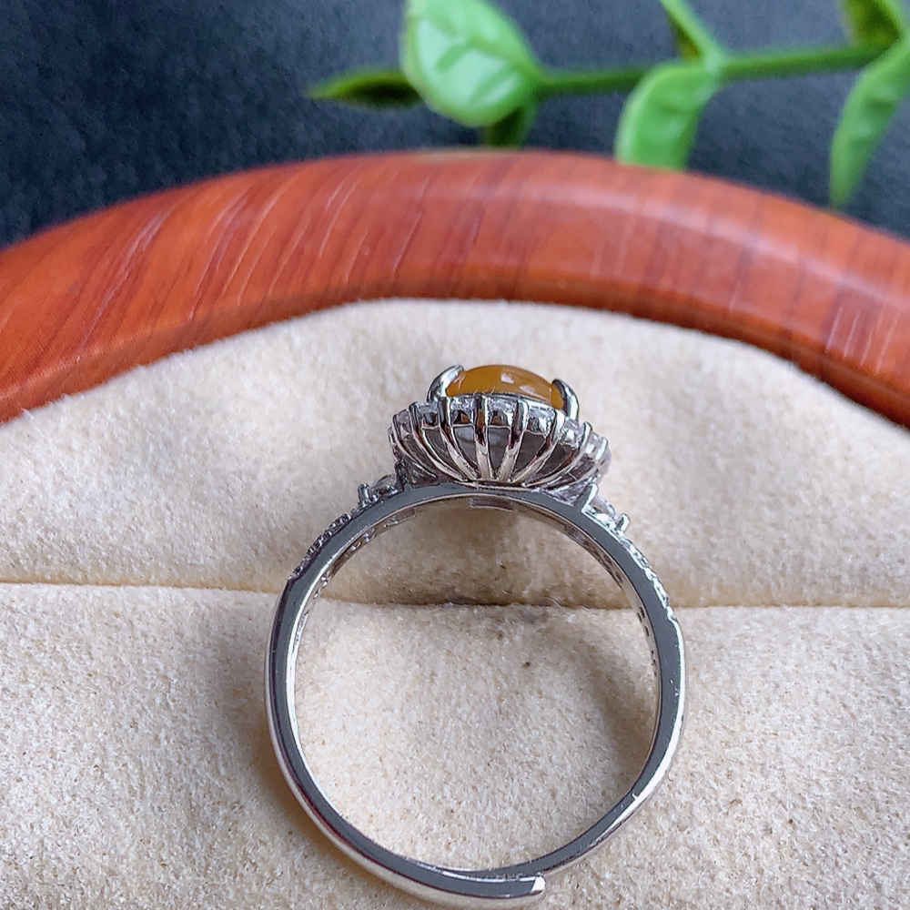 冰润红翡精美环形翡翠戒指  玉质细腻  冰清玉润  飘花灵动  颜色漂亮  W815.27  内径尺寸：17.5-11-6.8mm  裸石尺寸：7.3mm