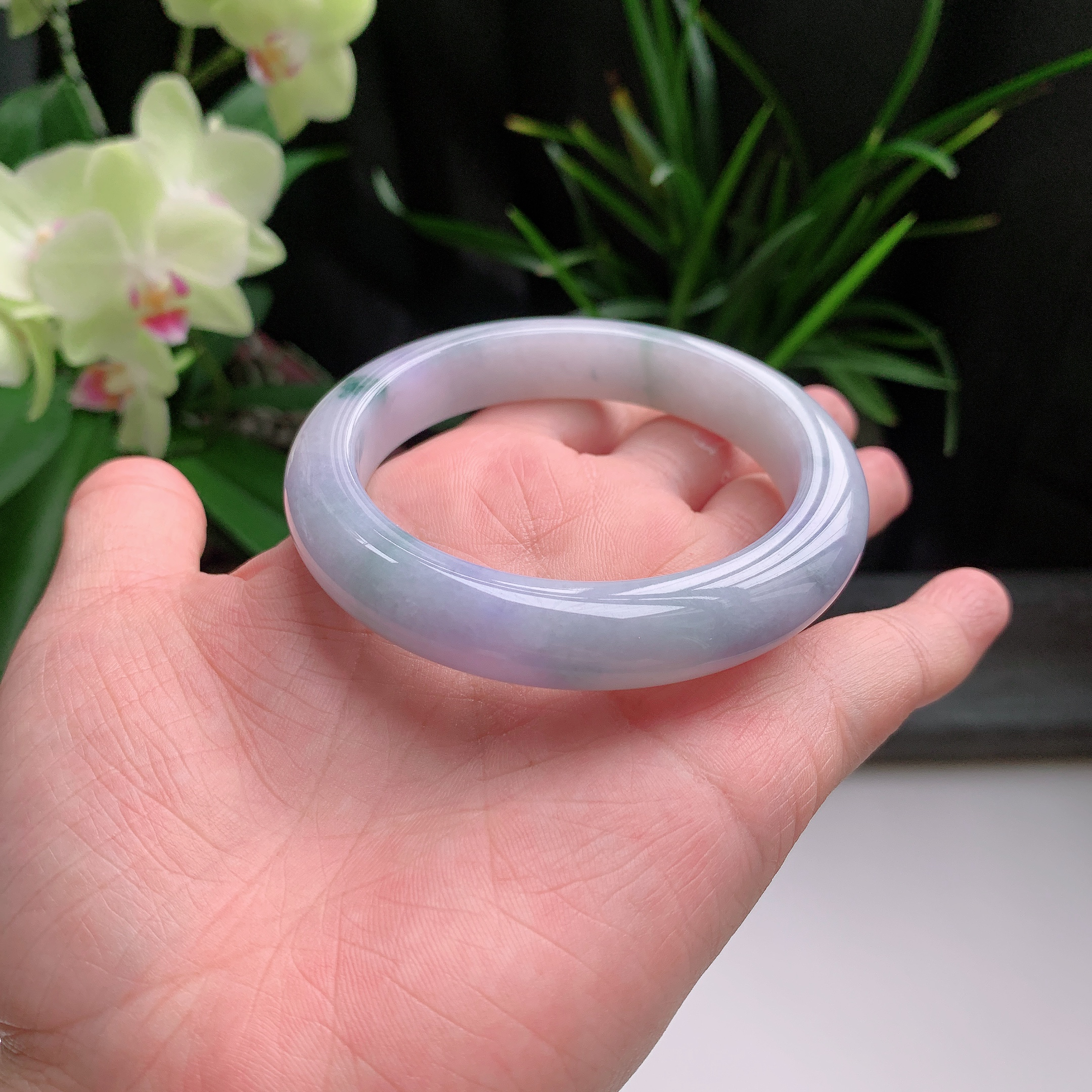 正圈56圈口，天然A货翡翠冰糯种水润淡紫飘绿玉手镯，水润秀丽，飘花灵动，种水十足，视觉甜美可人，恰到好处的美，十分高雅耐看，条形优美，上手优雅大方。62.01