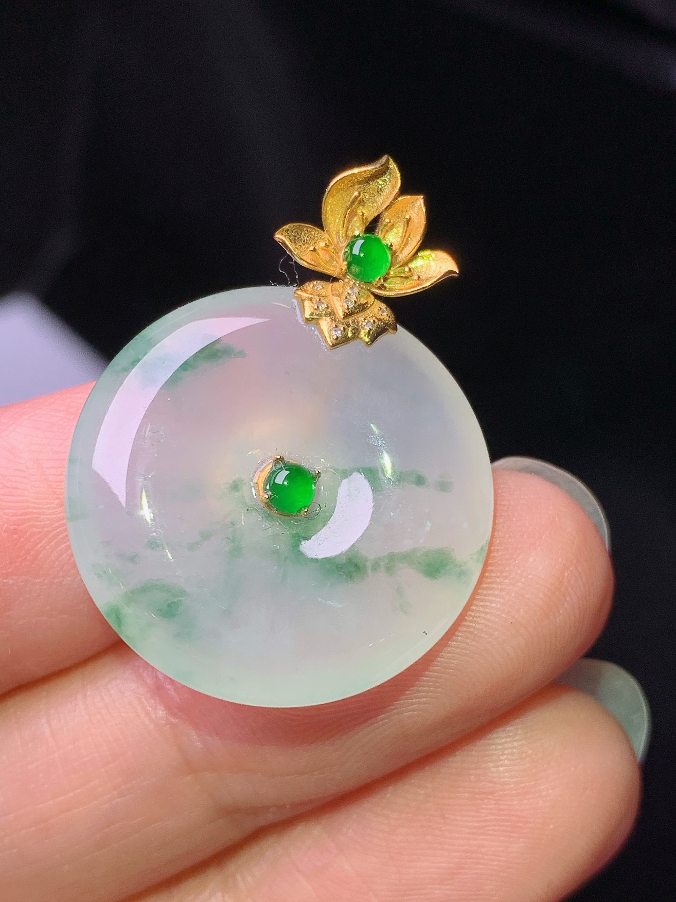18k金镶嵌冰种飘绿平安扣吊坠 玉质细腻 色泽艳丽清新 水润亮眼 整体尺寸28.8*21.8*5.7h3