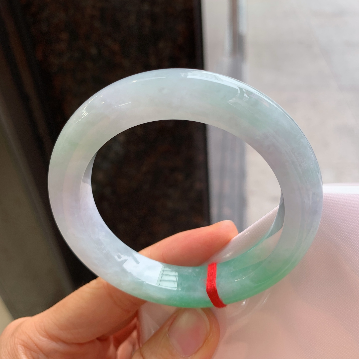 正圈飘绿，有纹，尺寸：57/11.8/11，色阳绿