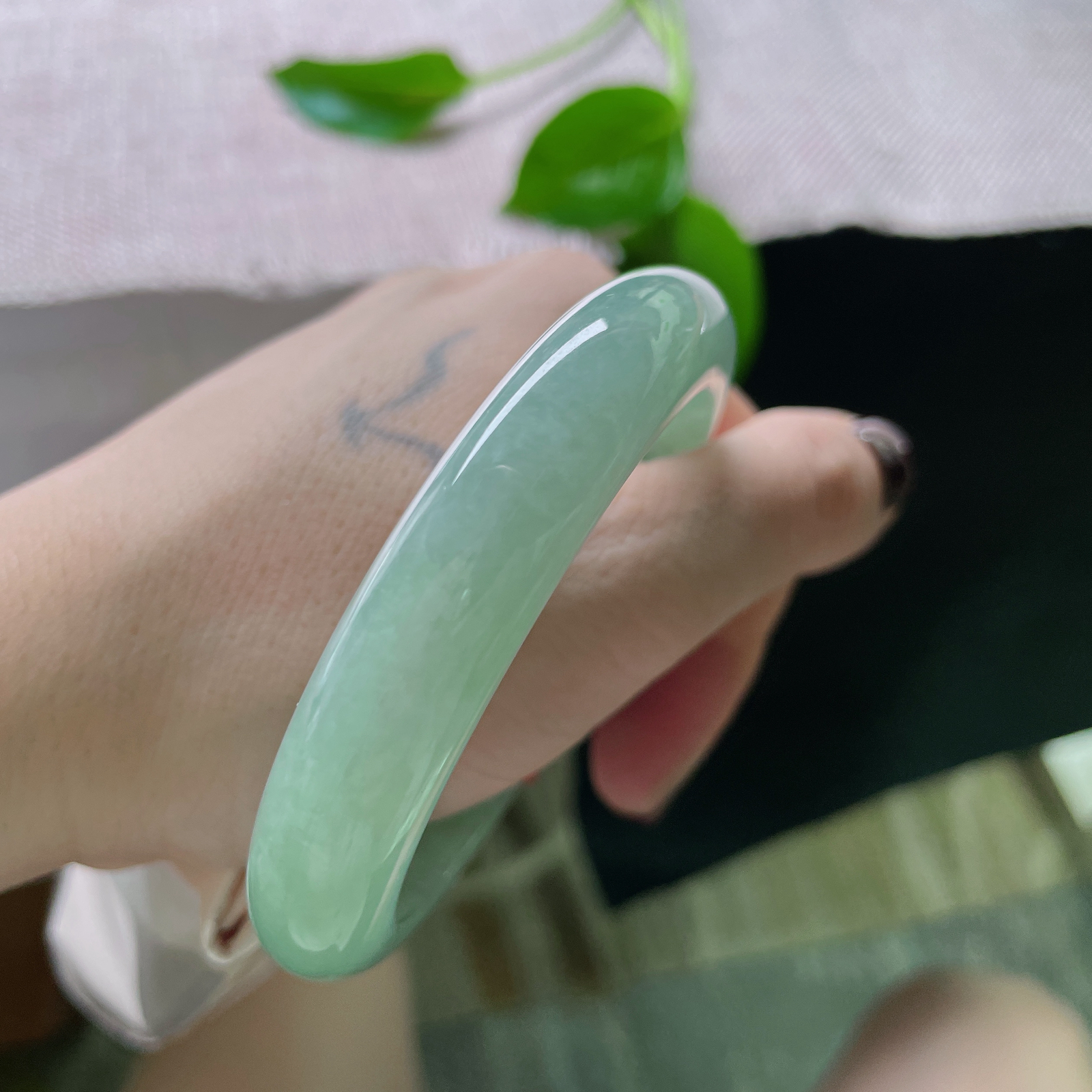 57.6/12.2/8.6蓝底正圈，水润细腻，清雅苑苑，贵气，佩戴温婉，ss51902a..