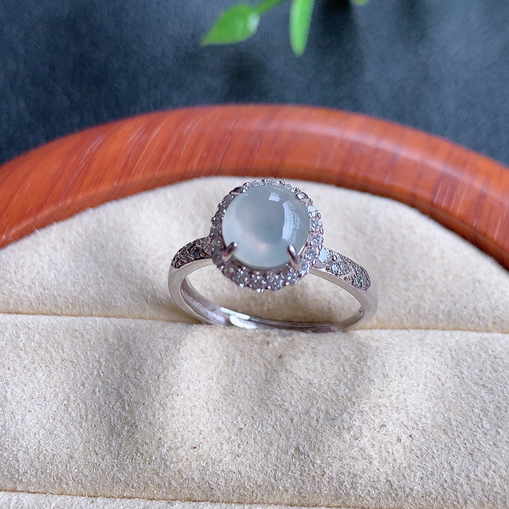 冰翡翠925银镶嵌蛋面指环，自然光实拍，翠色灵动，颜色漂亮，种老水足，品相佳，佩戴佳品！W815.2