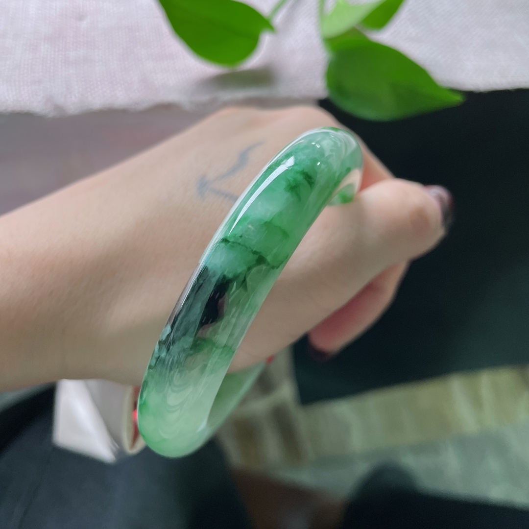 55.8/12.1/8.8，飘花正圈，水润，双色交织，色彩与意境的碰撞。有纹。ss51401a