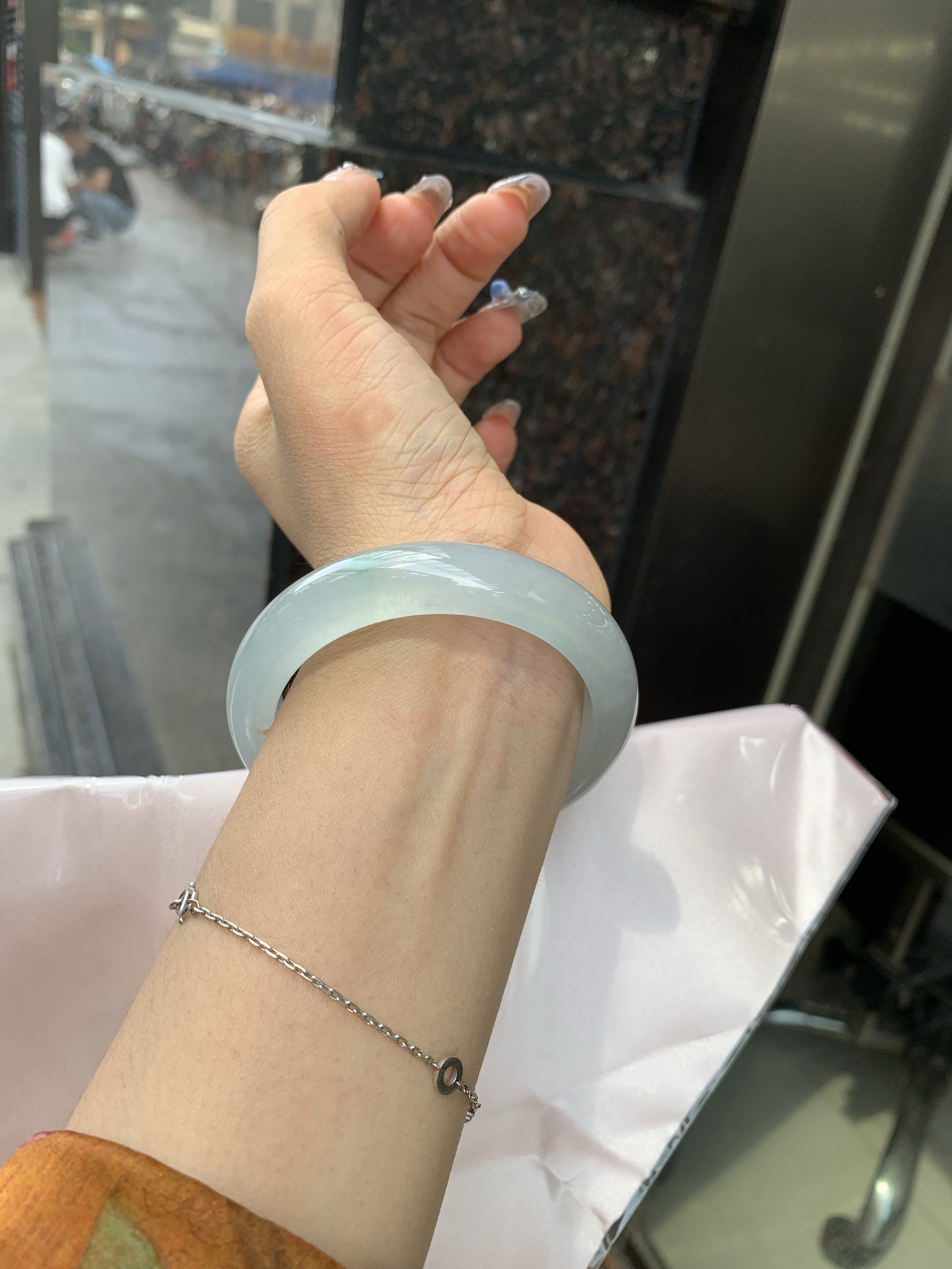 冰飘绿洒金正圈，54.3-8.4-12.1，0428-N560，打灯纹，不扣，玉质冰润细腻，清爽的底子飘一丝阳绿花，鲜活而灵动，犹如新冒的嫩芽，艳丽惹人