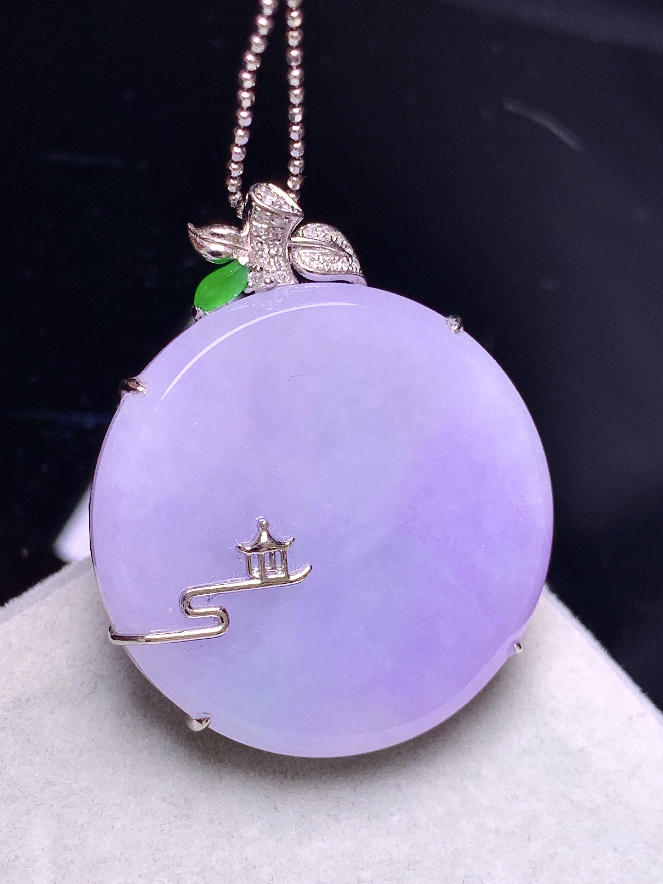 18k金钻镶嵌紫罗兰圆牌吊坠 玉质细腻 色泽艳丽清新 水润亮眼 整体尺寸33.6*27.8*6.2b1