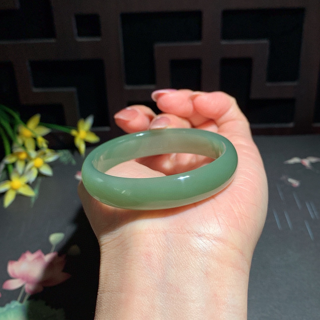和田玉50.6圈晴水色手镯！玉质细腻油润 底色纯净 无裂无杂 脂粉好，品质高。