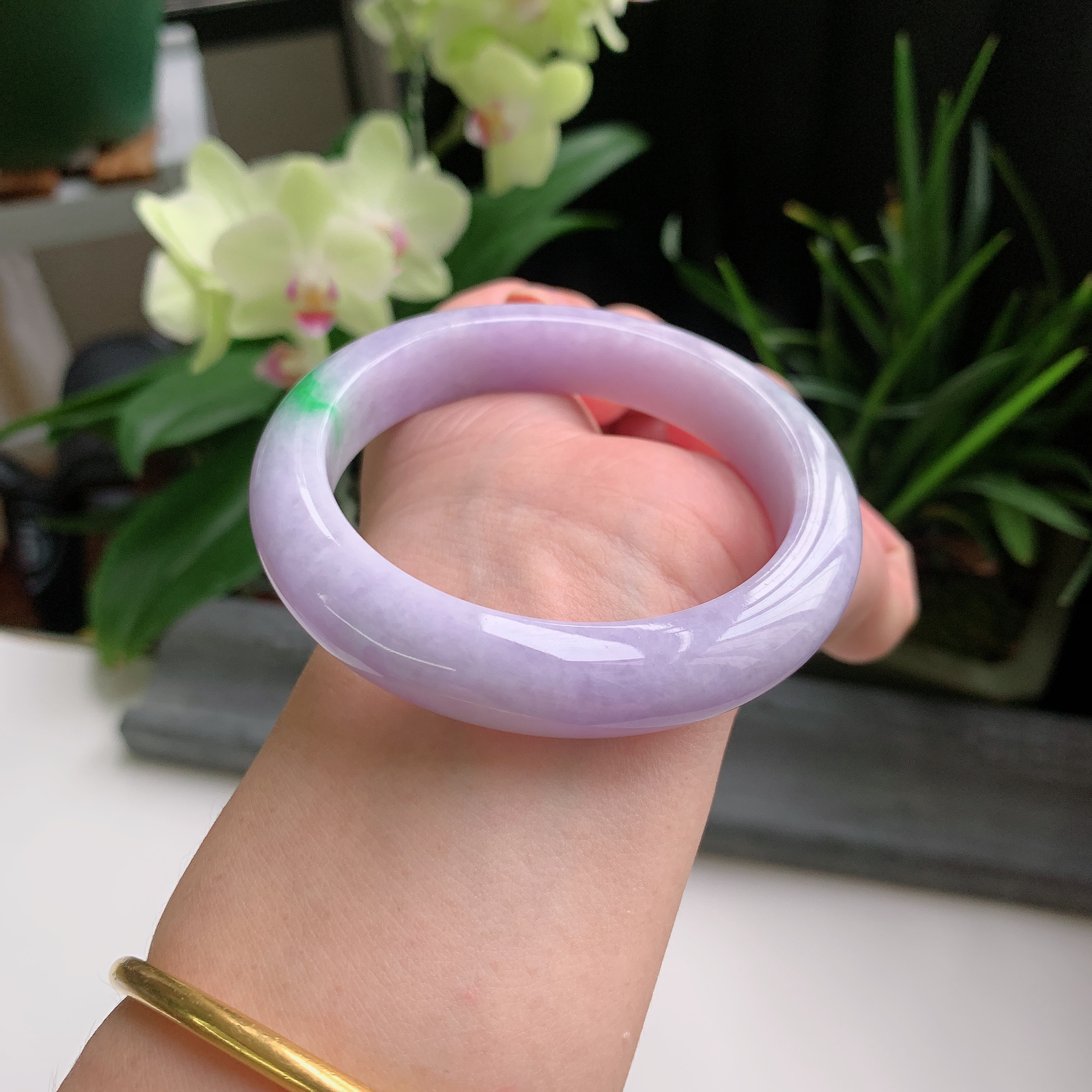 正圈57圈口，天然A货翡翠冰糯种水润春彩紫罗兰飘阳绿玉手镯，水润秀丽，飘花灵动，种水十足，视觉甜美可人，恰到好处的美，十分高雅耐看，条形优美，上手优雅大方。65.84