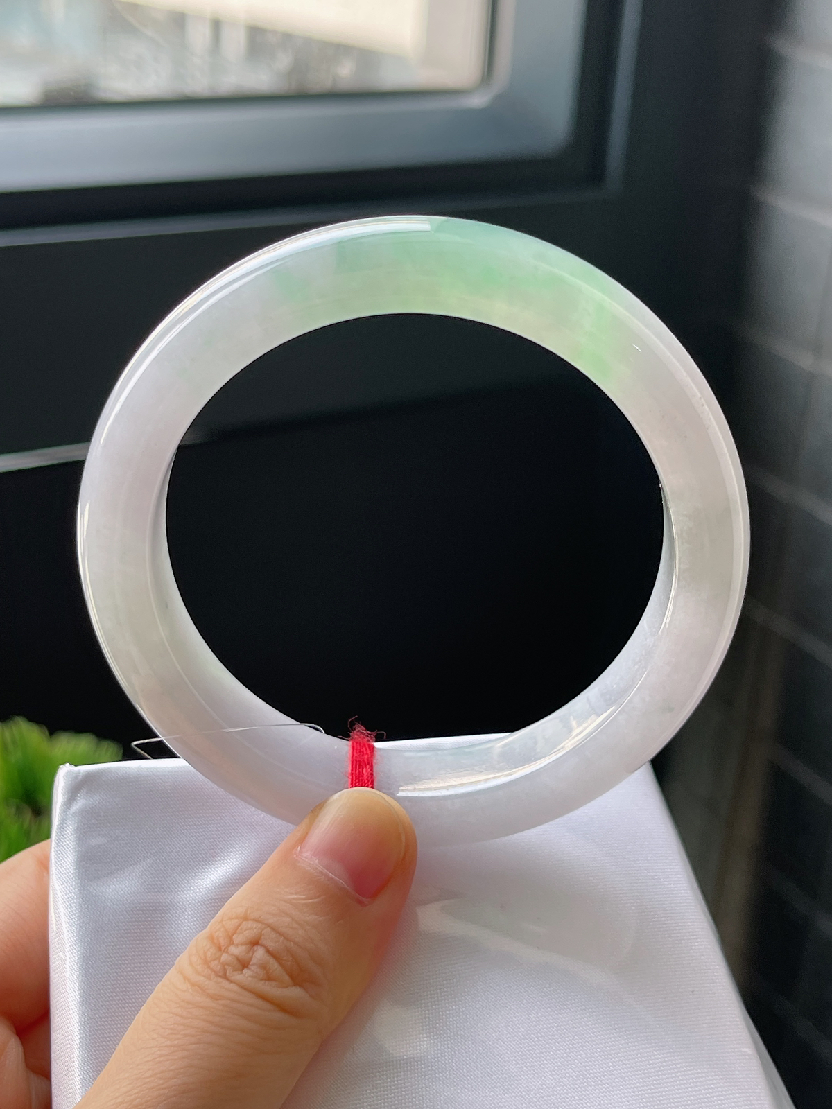 正圈56.8圈口，翡翠冰糯种淡绿色手镯