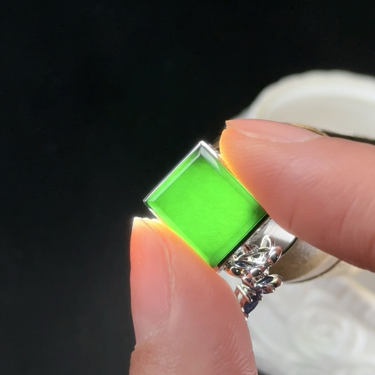 精品18k墨翠耳坠 种好色正 黑度极好 打灯通透 油性十足 尺寸12.3