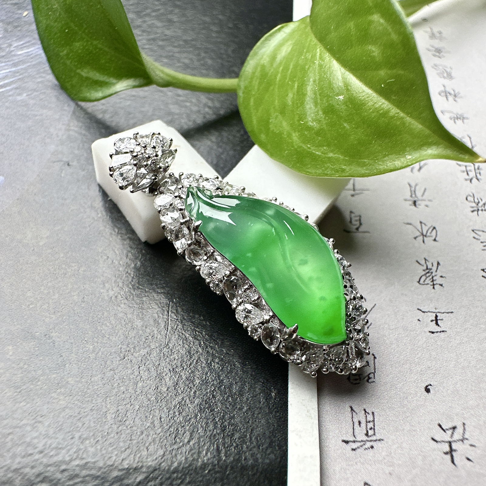 【冰种满绿随形吊坠】木那绿随形叶，种水上乘，晶莹剔透，纯净通透，18k金钻精美镶嵌，裸石尺寸18.3