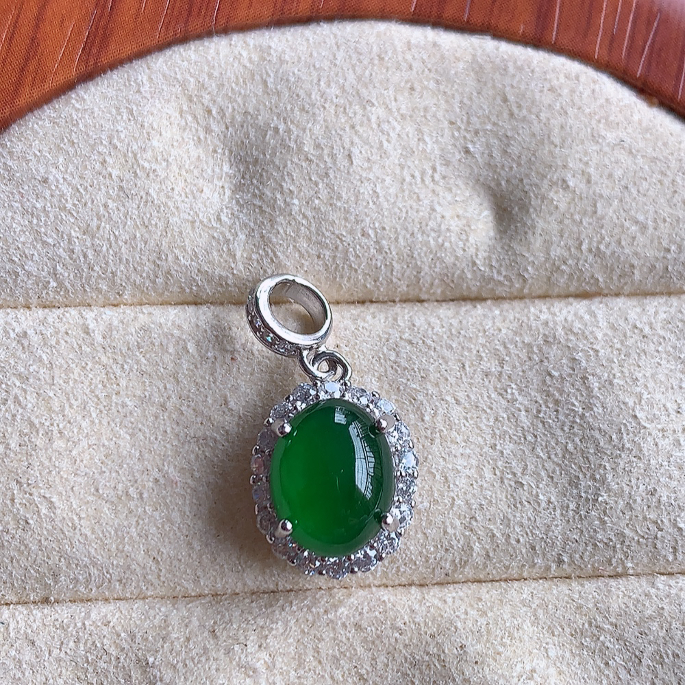 冰润飘绿蛋面翡翠吊坠，925银饰镶嵌  质地细腻，清秀高雅，饱满圆润  款式大方经典，颜色鲜艳，沁人心脾，高质量精品   W815.27  整体尺寸：20-10-7.5mm   裸石尺寸：9-7.2mm