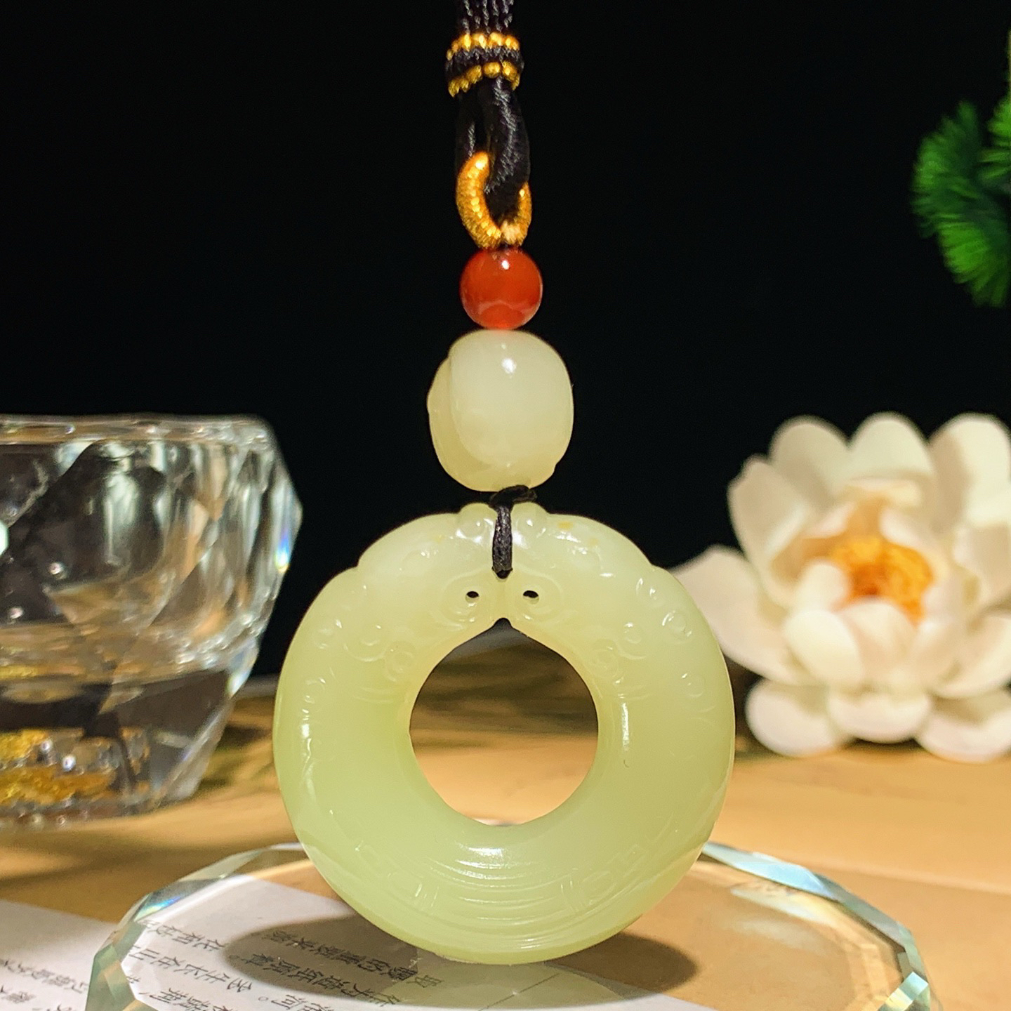 新疆和田玉若羌黄口料双龙守护挂件。尺寸35/9重22.5克 玉质细腻油润。手推出油。佩戴高端典雅。lt260428