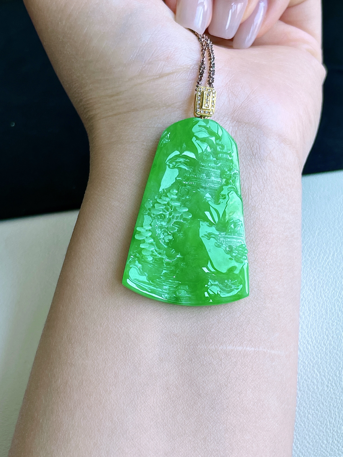 【镶嵌】冰阳绿山水牌大山水牌吊坠  
【说明】缅料 18k金镶嵌 性价比高  
【整体】56.3
【裸石】47.7-31.8-5.7..