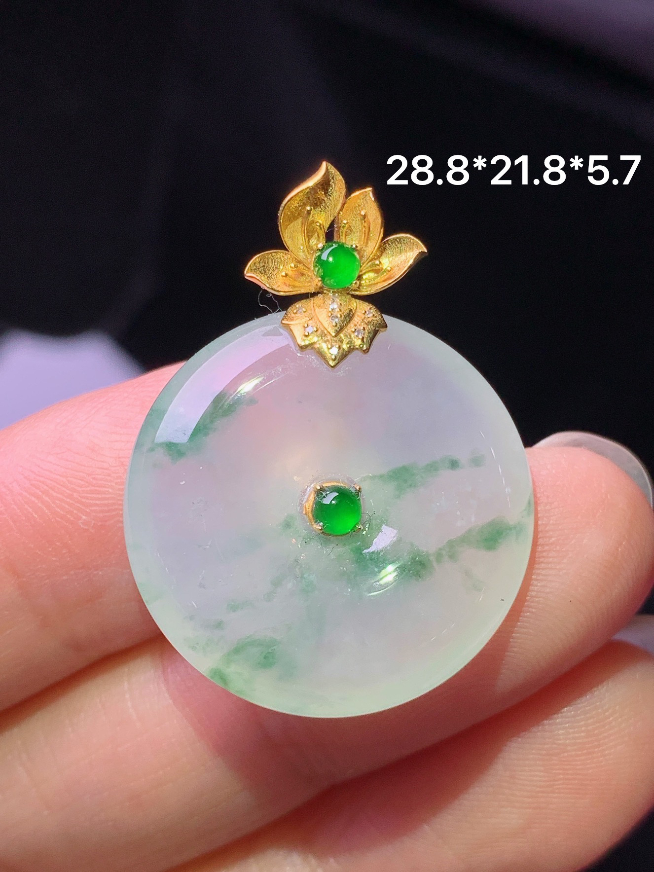 18k金镶嵌冰种飘绿平安扣吊坠 玉质细腻 色泽艳丽清新 水润亮眼 整体尺寸28.8*21.8*5.7h3