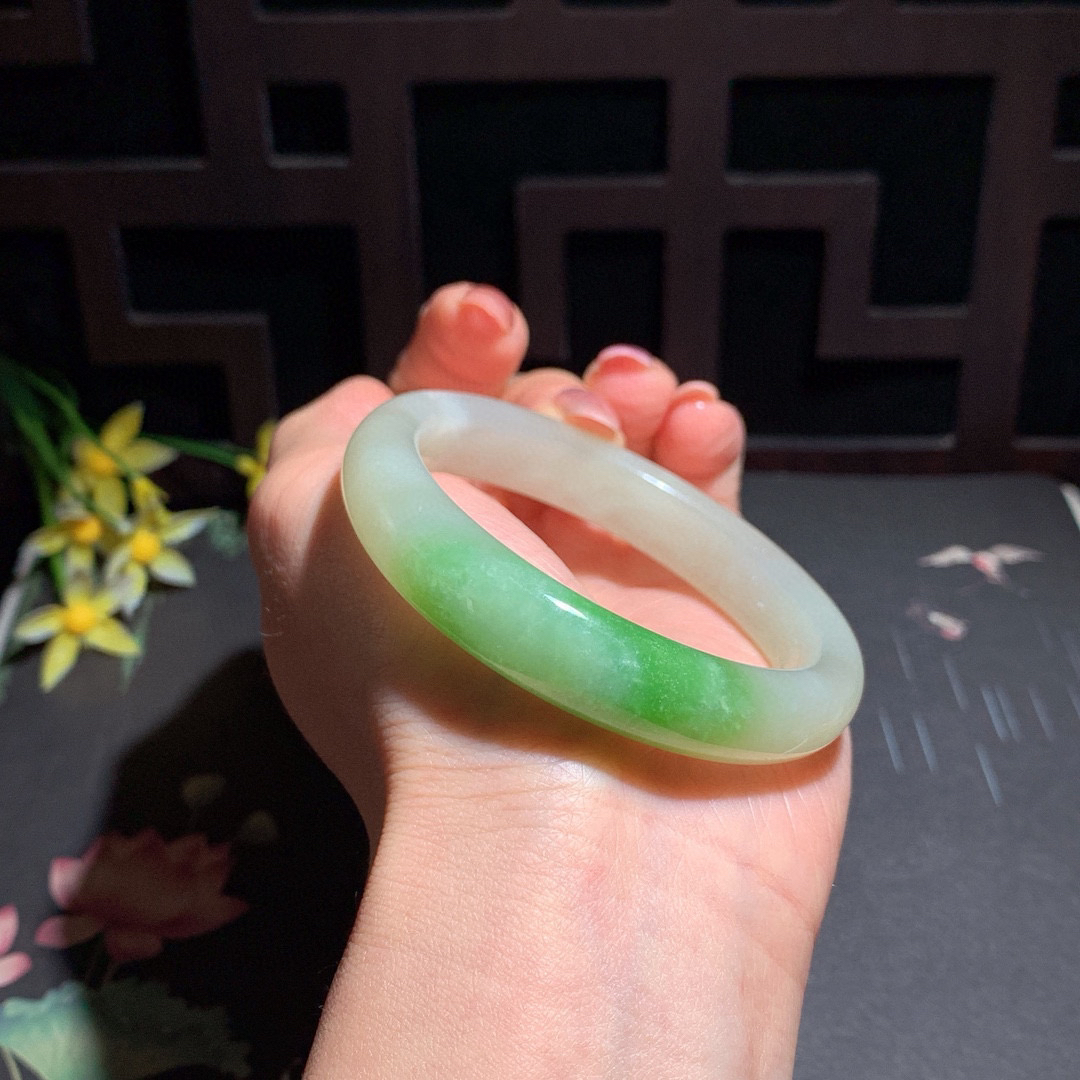 和田玉55圈翠青手镯！玉质细腻油润 底色纯净 无裂无黑 脂粉好，品质高