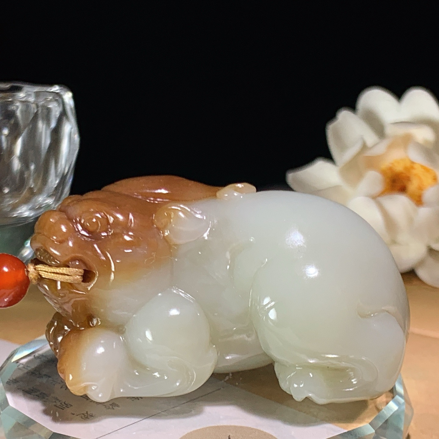 新疆和田玉且末糖招财进宝貔貅把件。尺寸57/32/30重95克 玉质细腻油润。手推出油。佩戴高端典雅