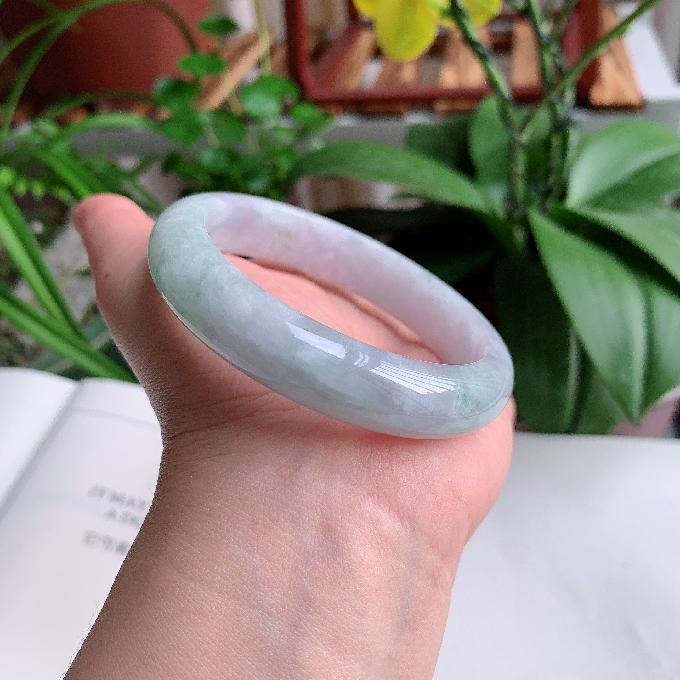 正圈58圈口，天然A货翡翠冰糯种水润飘绿玉手镯，水润秀丽，飘花灵动，种水十足，视觉甜美可人，恰到好处的美，十分高雅耐看，条形优美，上手优雅大方。61.34