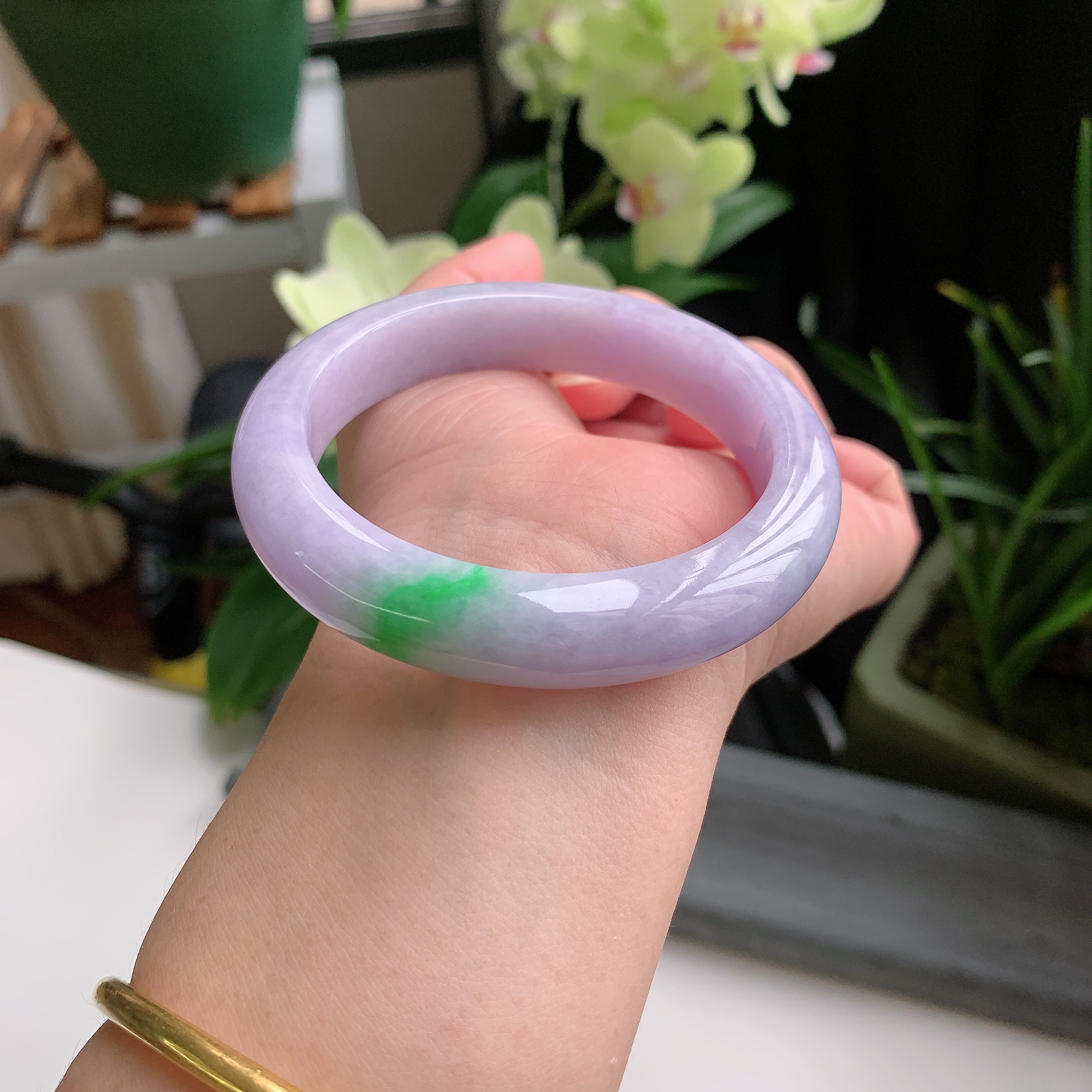 正圈57圈口，天然A货翡翠冰糯种水润春彩紫罗兰飘阳绿玉手镯，水润秀丽，飘花灵动，种水十足，视觉甜美可人，恰到好处的美，十分高雅耐看，条形优美，上手优雅大方。65.84