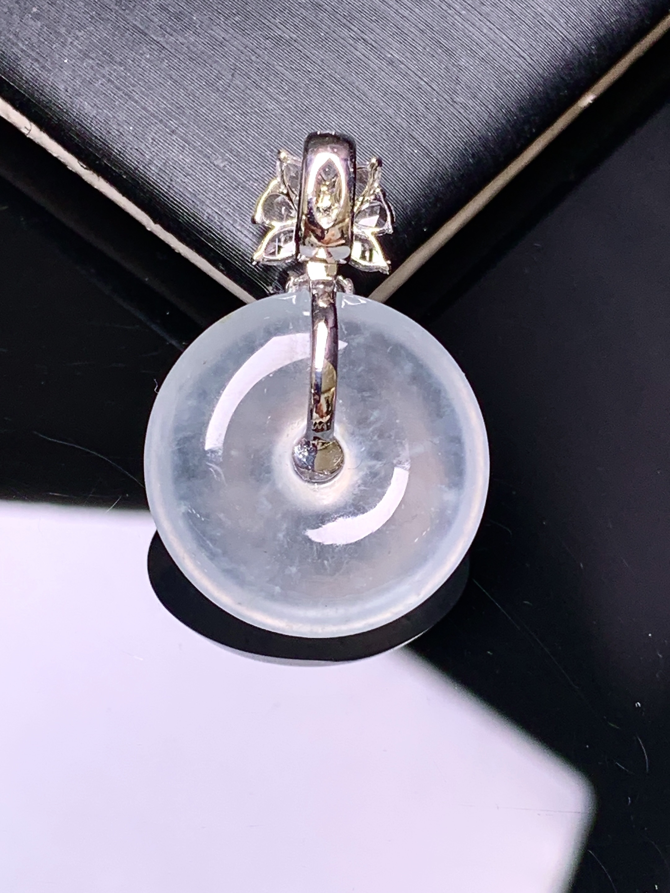 18k金钻镶嵌冰种平安扣吊坠 玉质细腻 色泽艳丽清新 水润亮眼 整体尺寸25.3*17*5.5b12