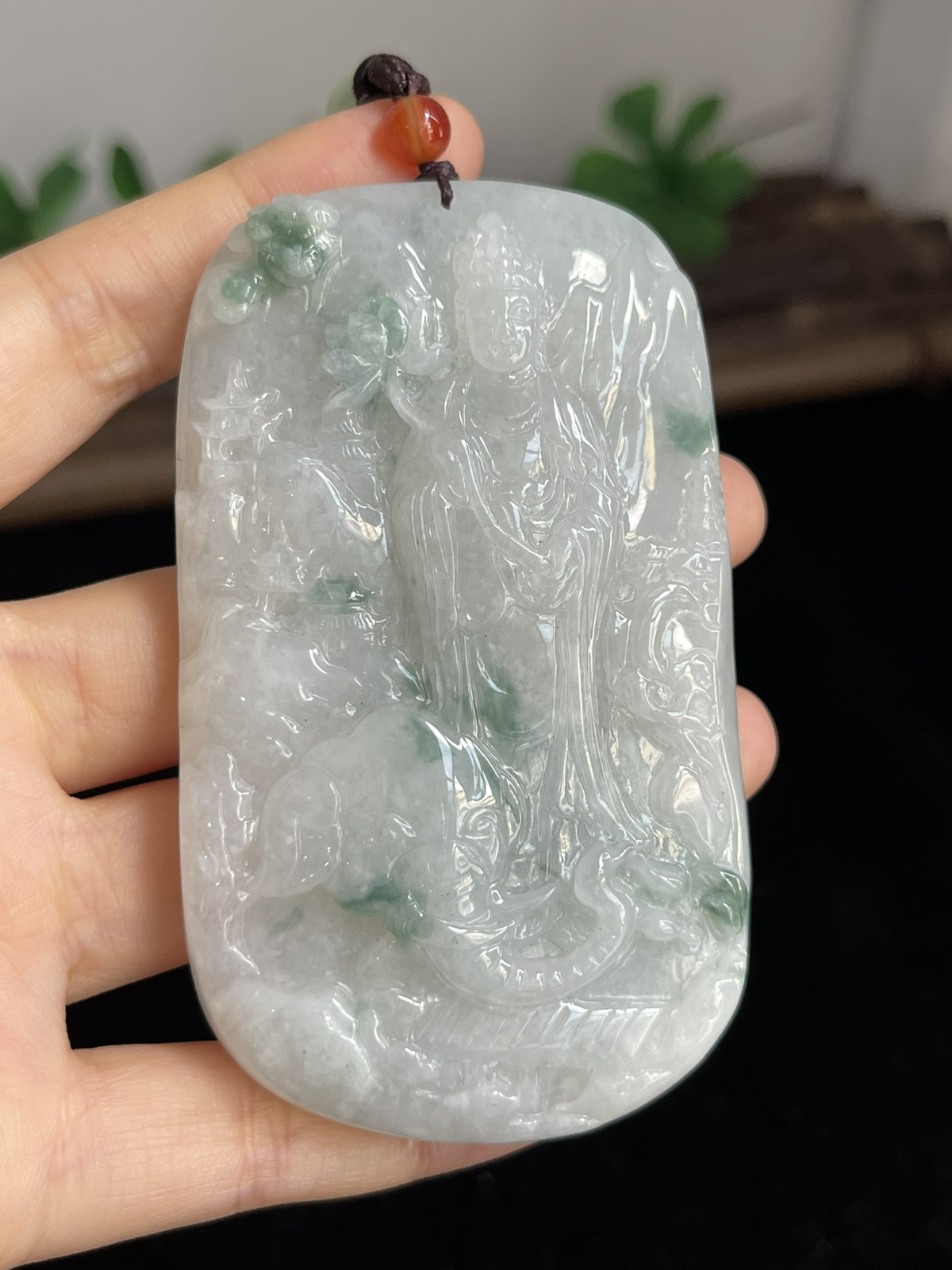 翡翠糯化种飘绿吊坠，配珠未测