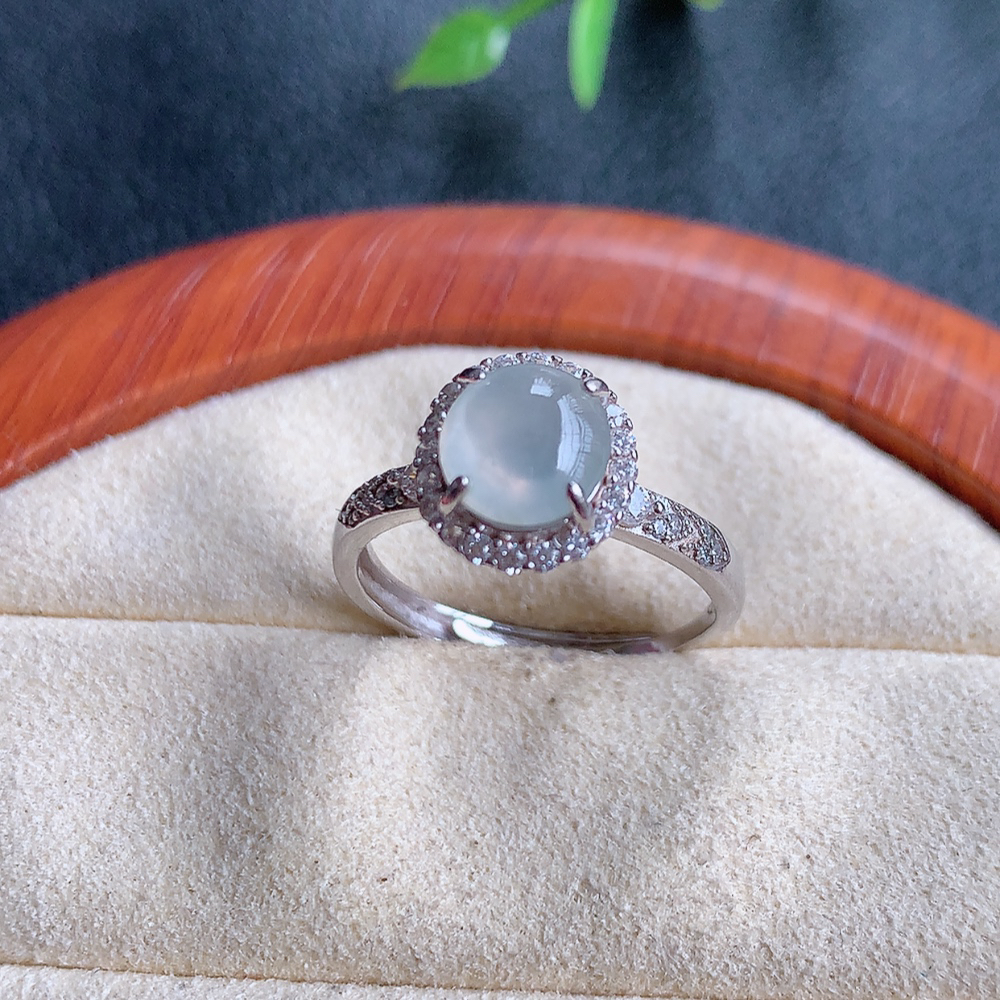 冰翡翠925银镶嵌蛋面指环，自然光实拍，翠色灵动，颜色漂亮，种老水足，品相佳，佩戴佳品！W815.27 内圈尺寸：17.5-10.5-7.3mm  裸石尺寸：7.5-6.8mm