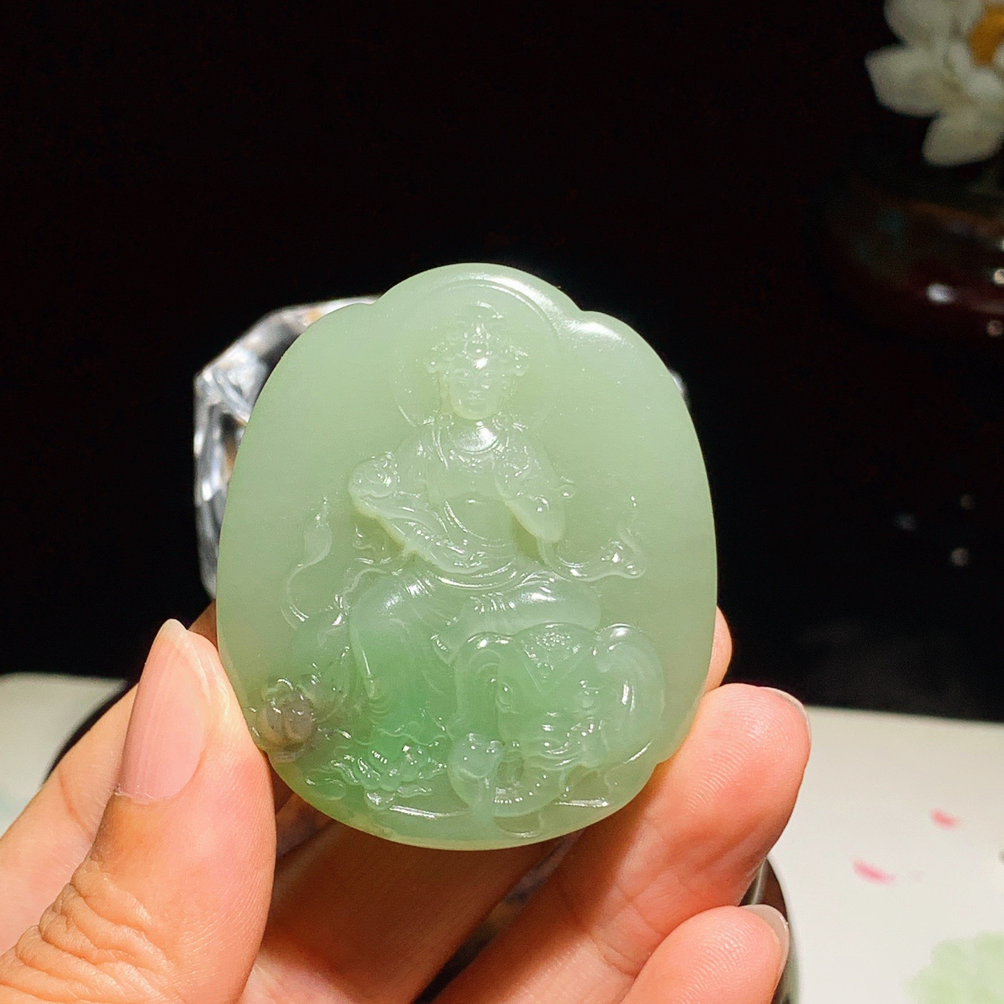 和田玉白玉青海翠翠青普贤菩萨牌子挂件。尺寸50/43/12.5重47克 无裂无杂 玉质细腻油润 底色纯净 脂粉好，品质好。lt251025