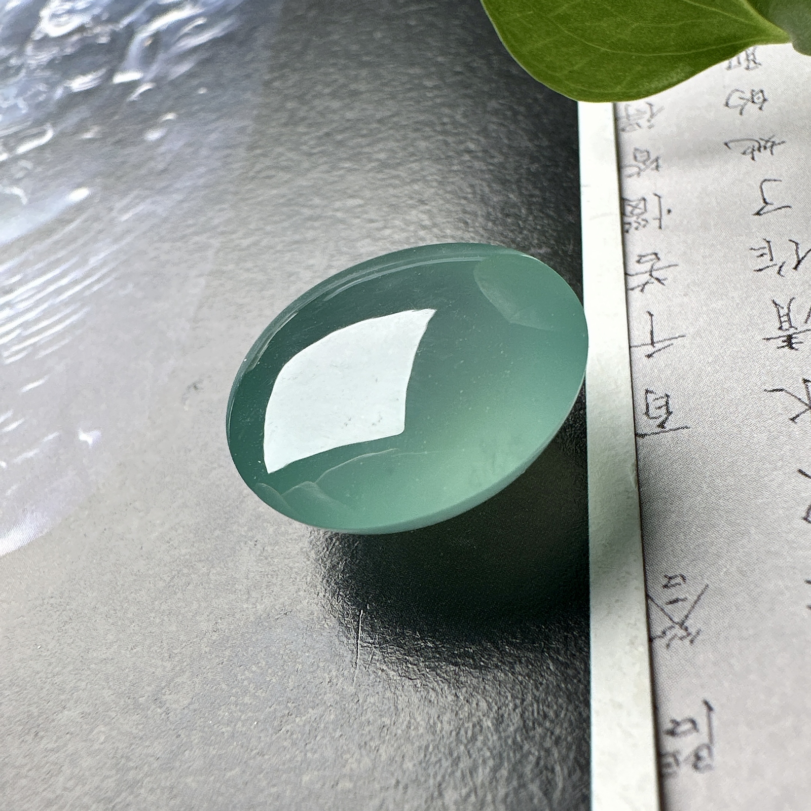 【冰种天空蓝蛋面裸石】质地非常细腻干净，冰润十足，种老冰透，收藏品质