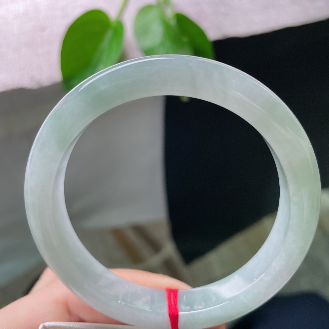 56.7/10.8/8.4，浅绿色底正圈，清丽脱俗，如沐清风，质地温润细腻，皮纹，ss50892a