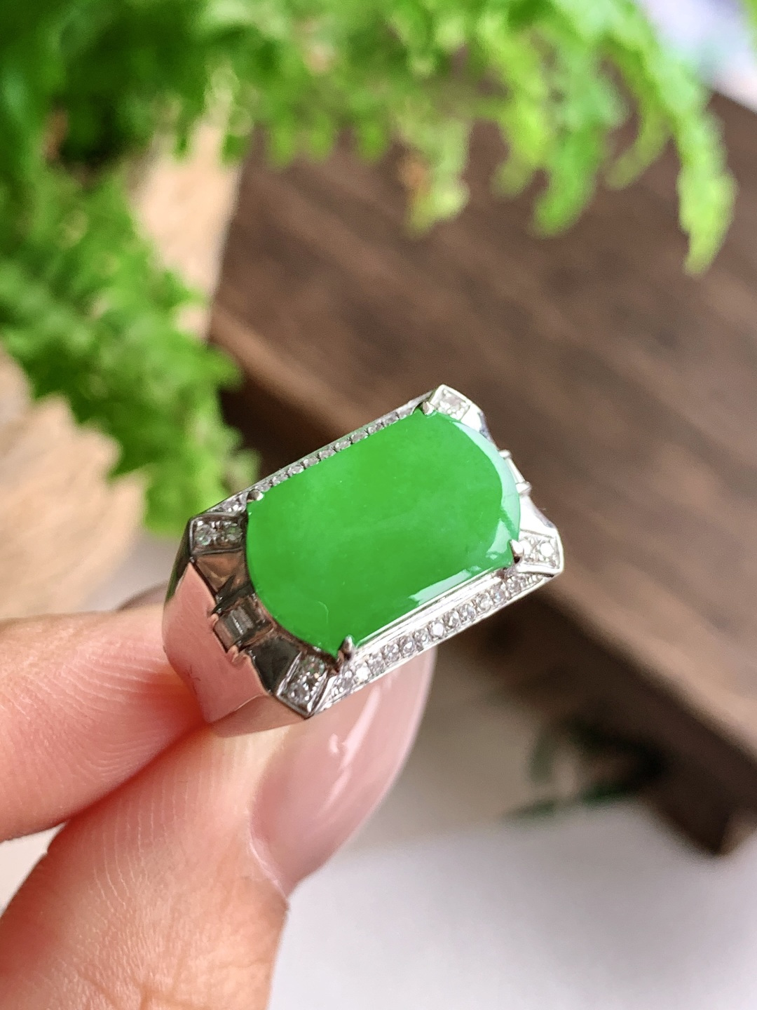 ️冰阳绿马鞍戒指，18k金镶嵌，性比高，13.8/9.5/2.5，圈口18.5号，5.5克