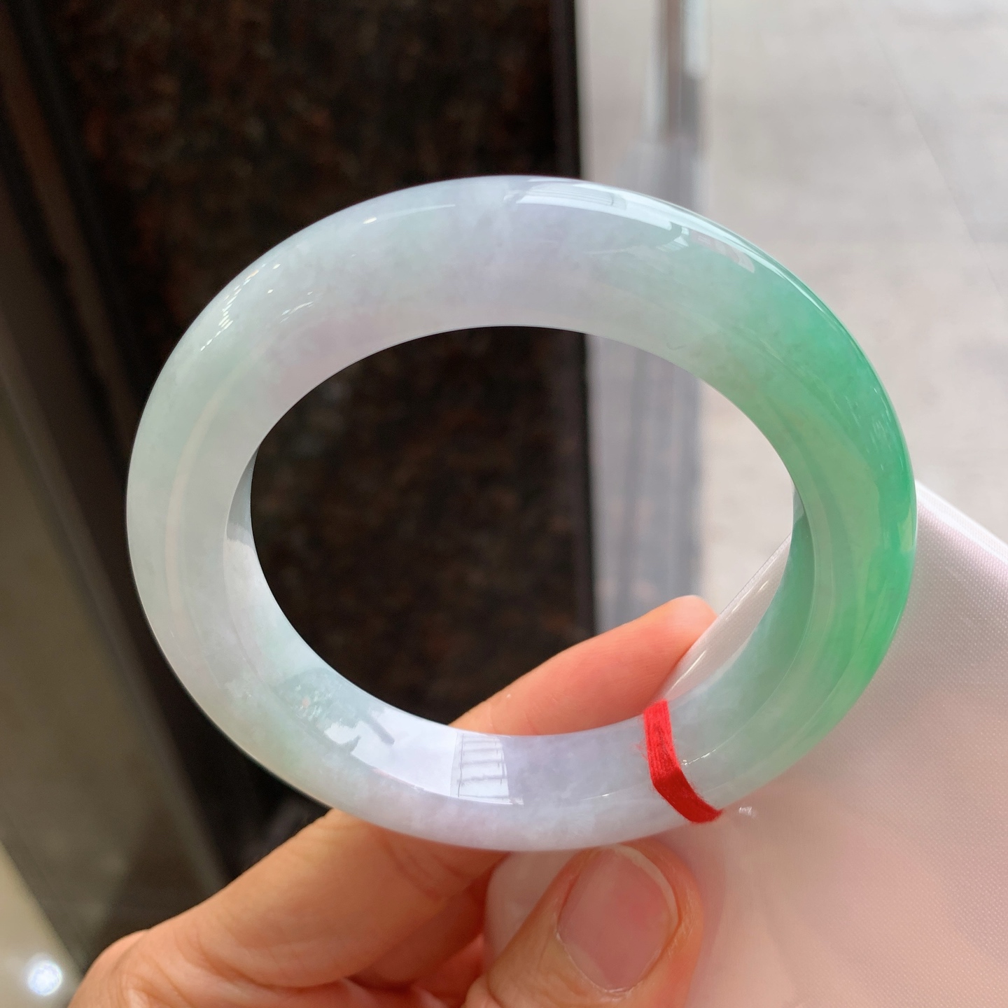 正圈飘绿，有纹，尺寸：57/11.8/11，色阳绿