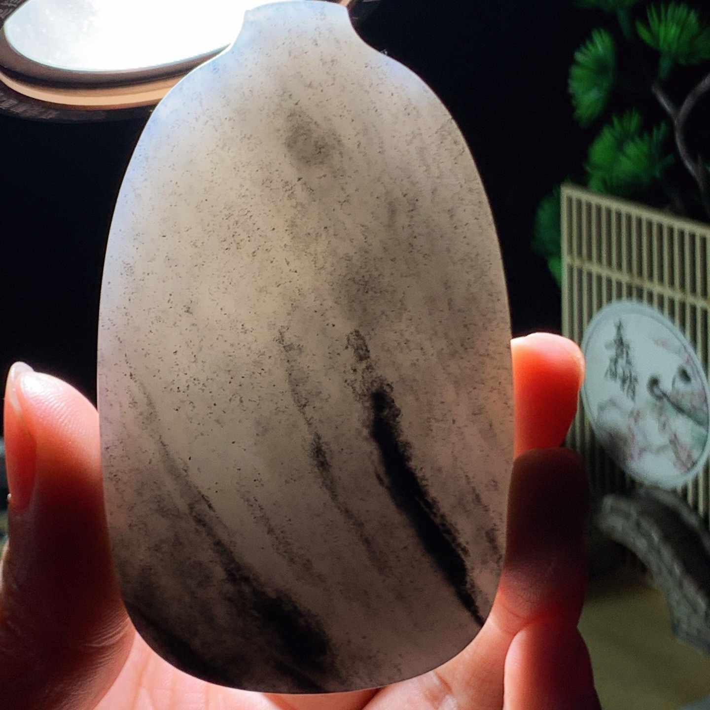 新疆和田玉籽料青花平安无事牌挂件。尺寸78/47/11重92.5克 玉质细腻油润。手推出油。佩戴高端典雅。lt260428