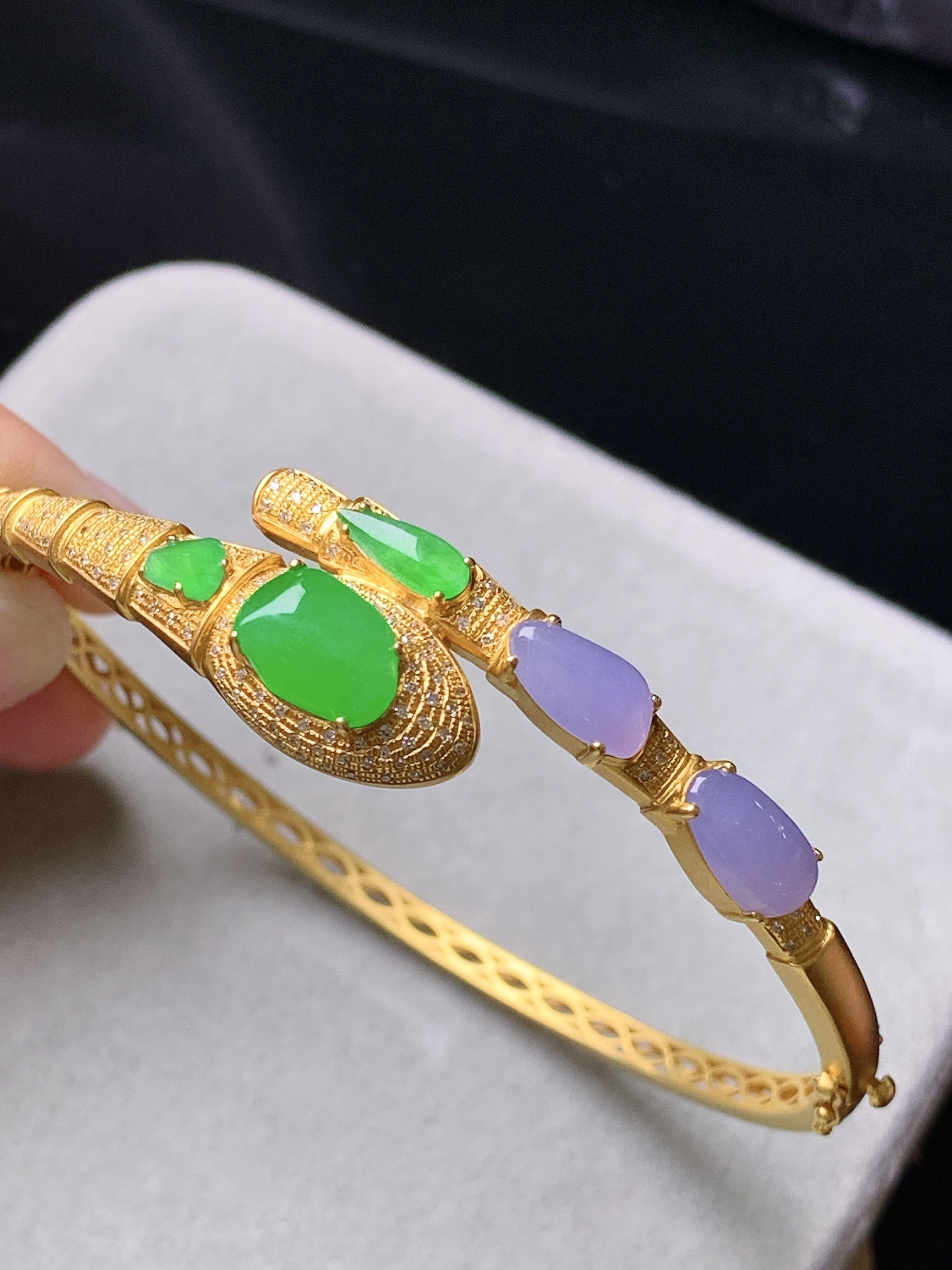 18k金钻镶嵌冰阳绿随形搭配紫罗兰随形手镯 玉质细腻 色泽艳丽清新 水润亮眼 圈口58.8 裸石尺寸8.8*4.6*2.5