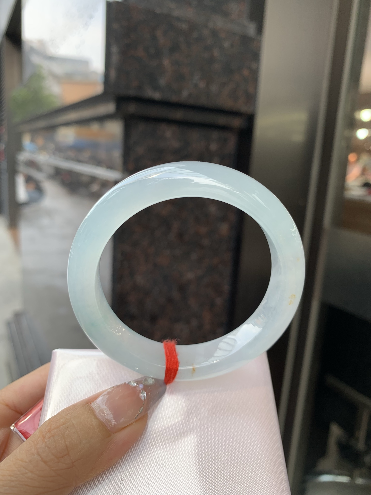 冰飘绿洒金正圈，54.3-8.4-12.1，0428-N560，打灯纹，不扣，玉质冰润细腻，清爽的底子飘一丝阳绿花，鲜活而灵动，犹如新冒的嫩芽，艳丽惹人