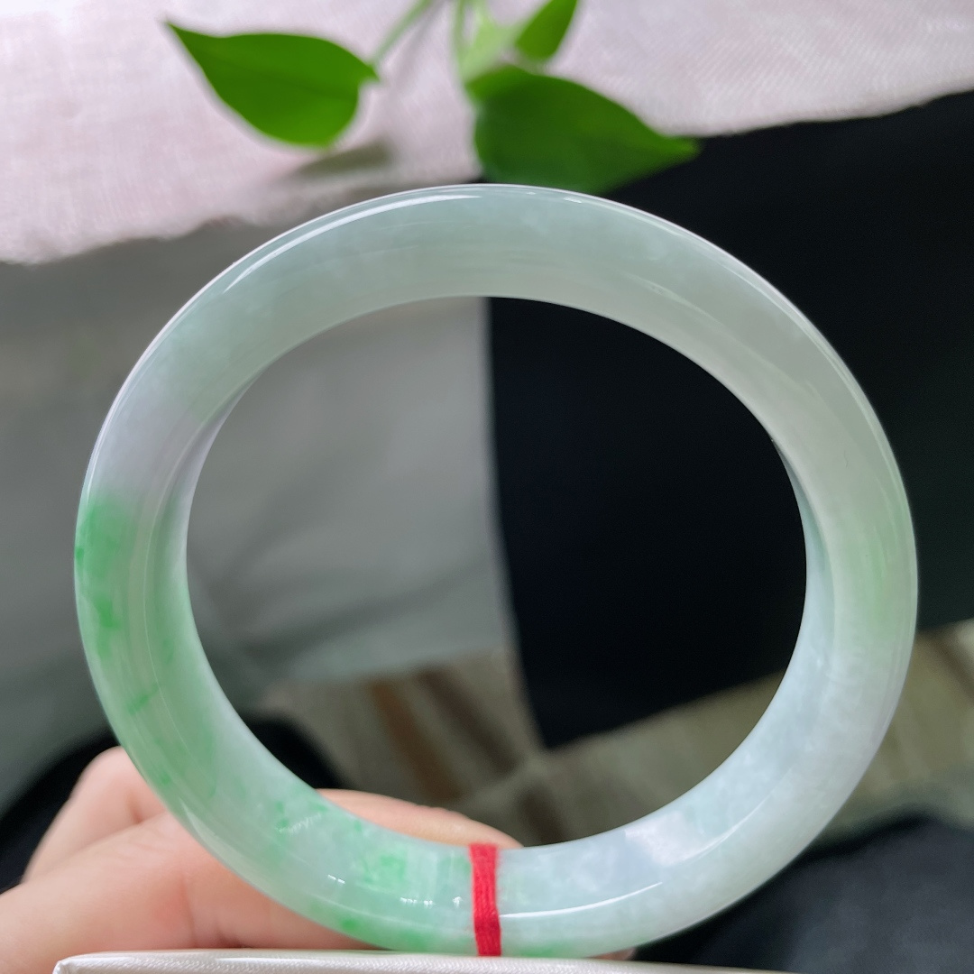 59.9/11.7/7.9，飘绿正圈，大圈口，水润细腻，绿意随意飘洒，肆意张扬，皮纹，ss51264a