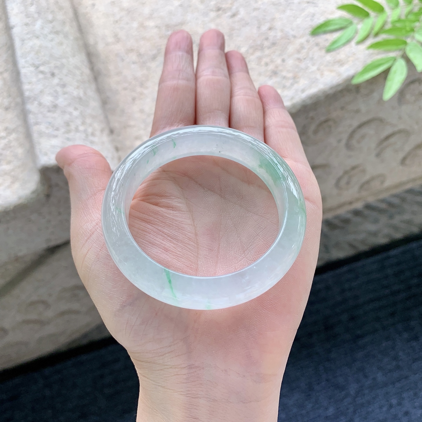 正圈52 53 【圈口】52/12/8.2 【编码】C5051063 【描述】糯冰飘绿，水润，种老，细腻，打灯有棉线