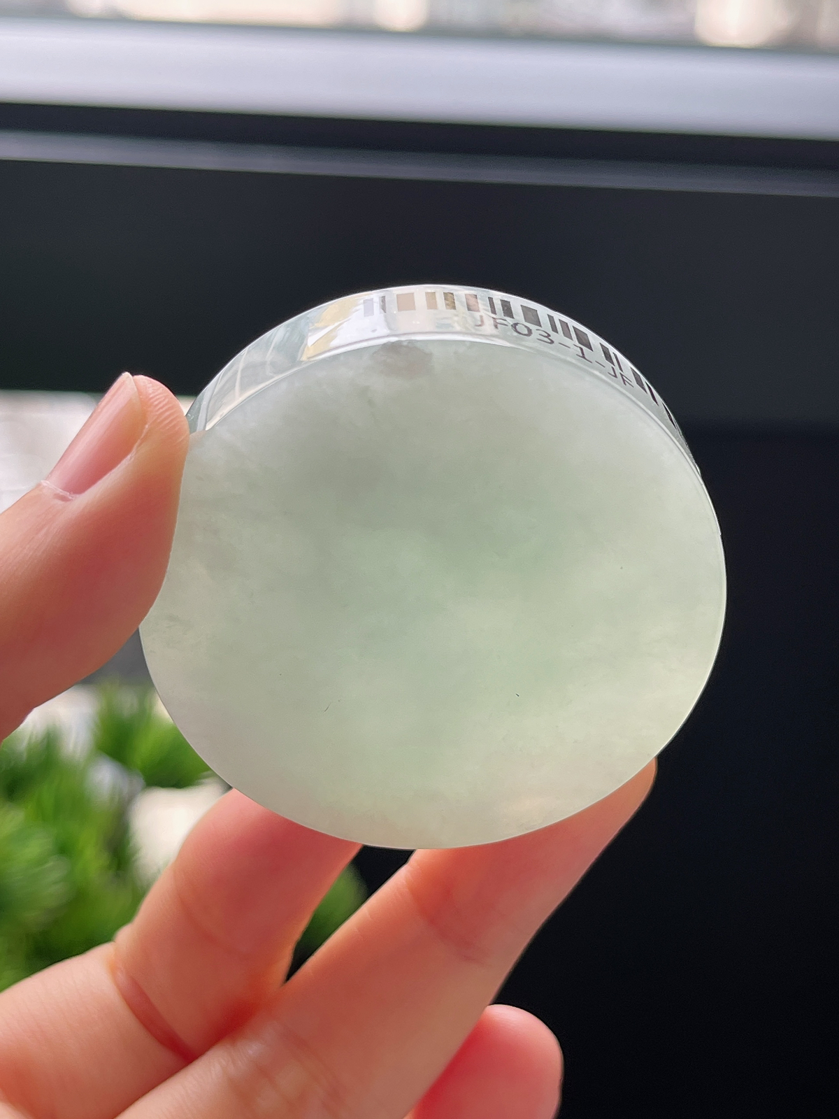 翡翠淡绿色镯心