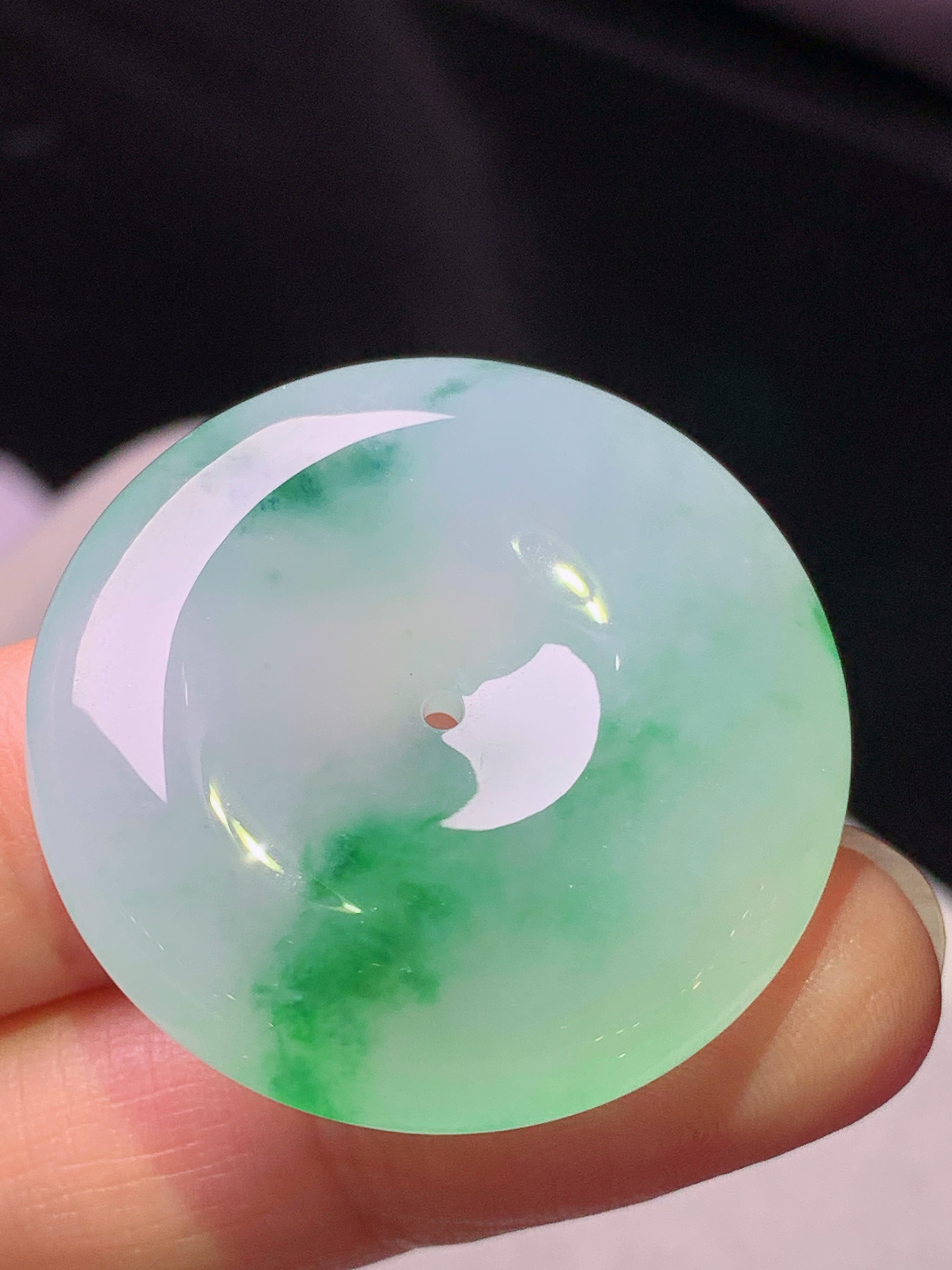 飘绿平安扣吊坠 玉质细腻 色泽艳丽清新 水润亮眼 整体尺寸31.5*8x1