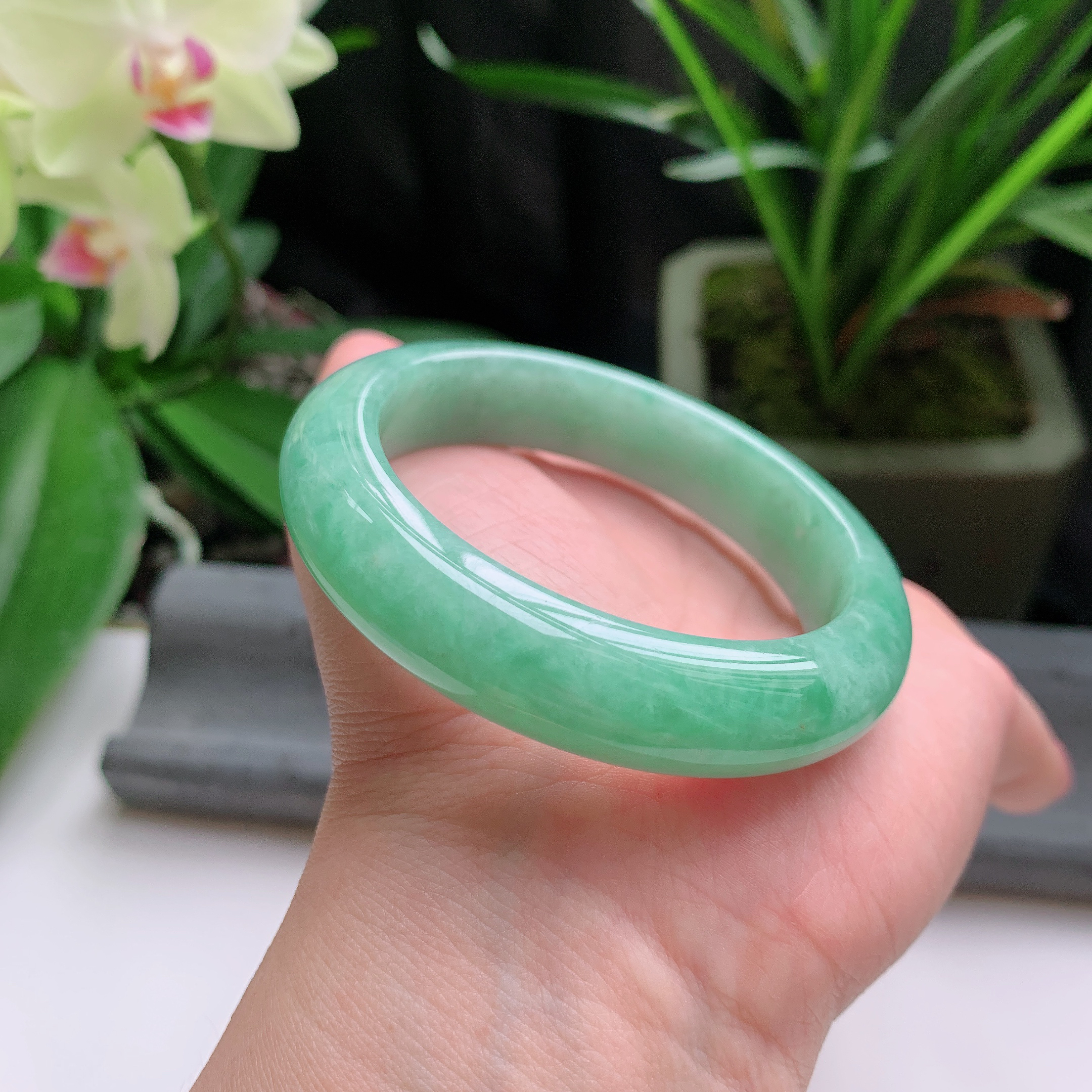 正圈53圈口，天然A货翡翠冰糯种水润满色果绿玉手镯，水润秀丽，飘花灵动，种水十足，视觉甜美可人，恰到好处的美，十分高雅耐看，条形优美，上手优雅大方。62.10