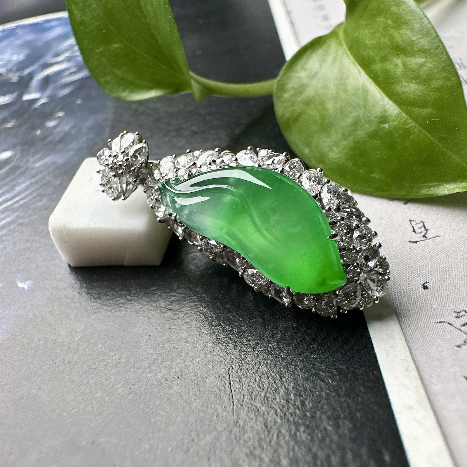 【冰种满绿随形吊坠】木那绿随形叶，种水上乘，晶莹剔透，纯净通透，18k金钻精美镶嵌，裸石尺寸18.3*9.8*3.5毫米