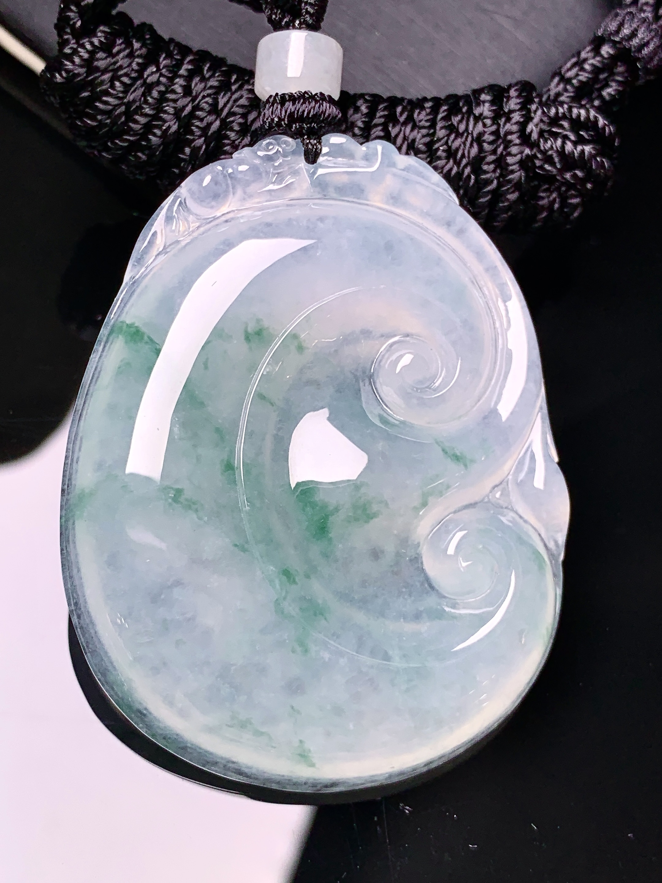 冰种飘绿如意吊坠 玉质细腻 色泽艳丽清新 水润亮眼 整体尺寸48*37.2*5.8x1