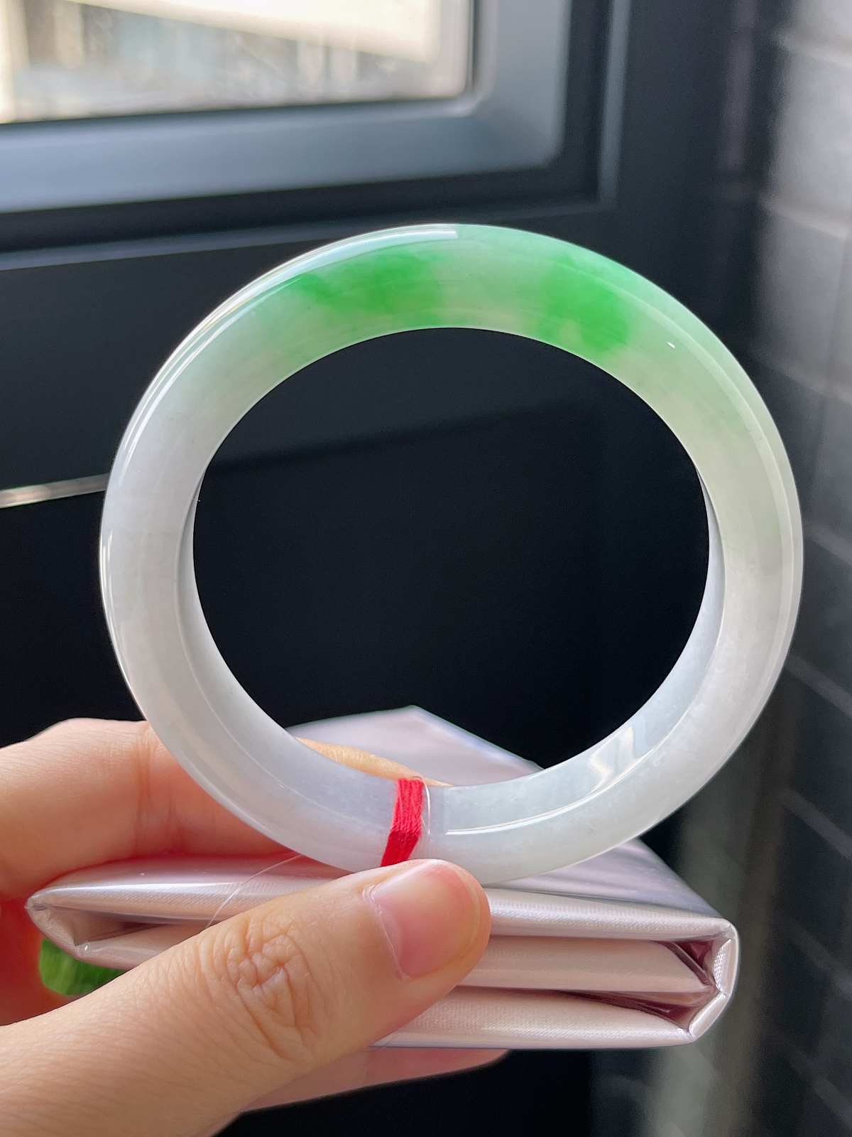 正圈57.9圈口，翡翠冰糯种飘绿手镯