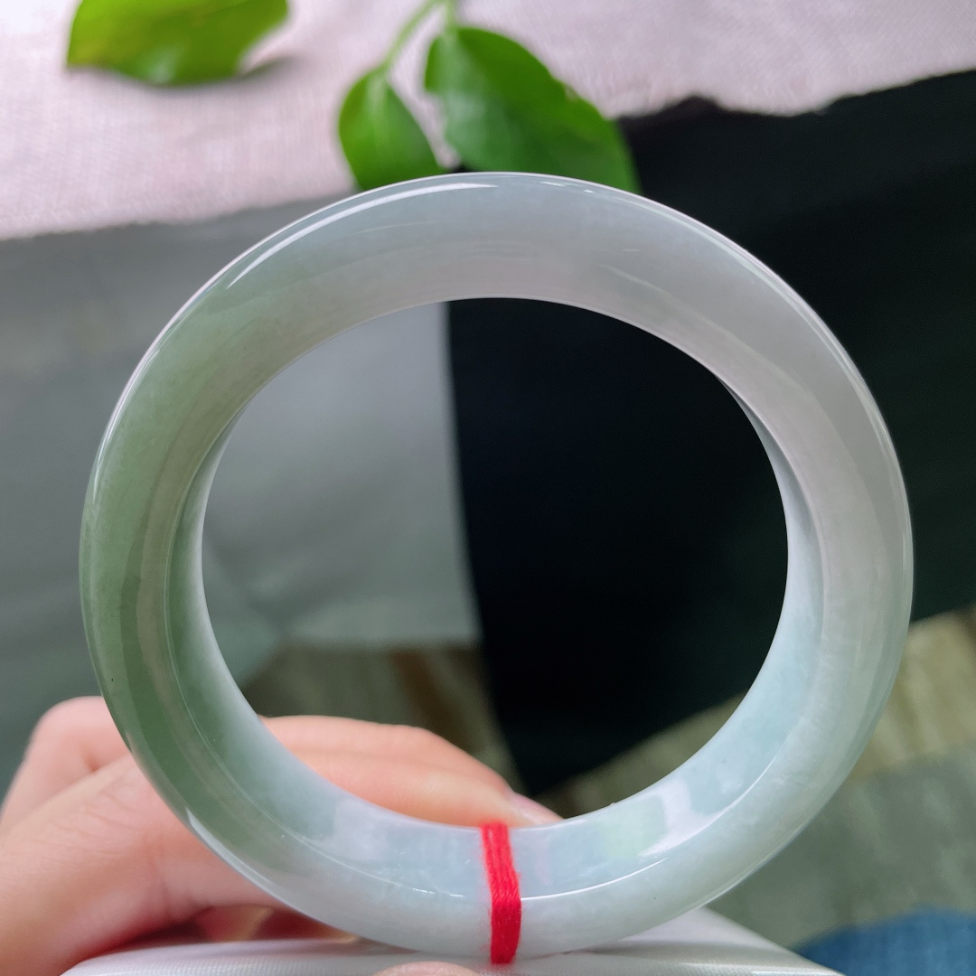 55.9/12.6/8.8，浅油绿正圈，镯型厚装饱满，佩戴端庄大方，无裂，ss51810a