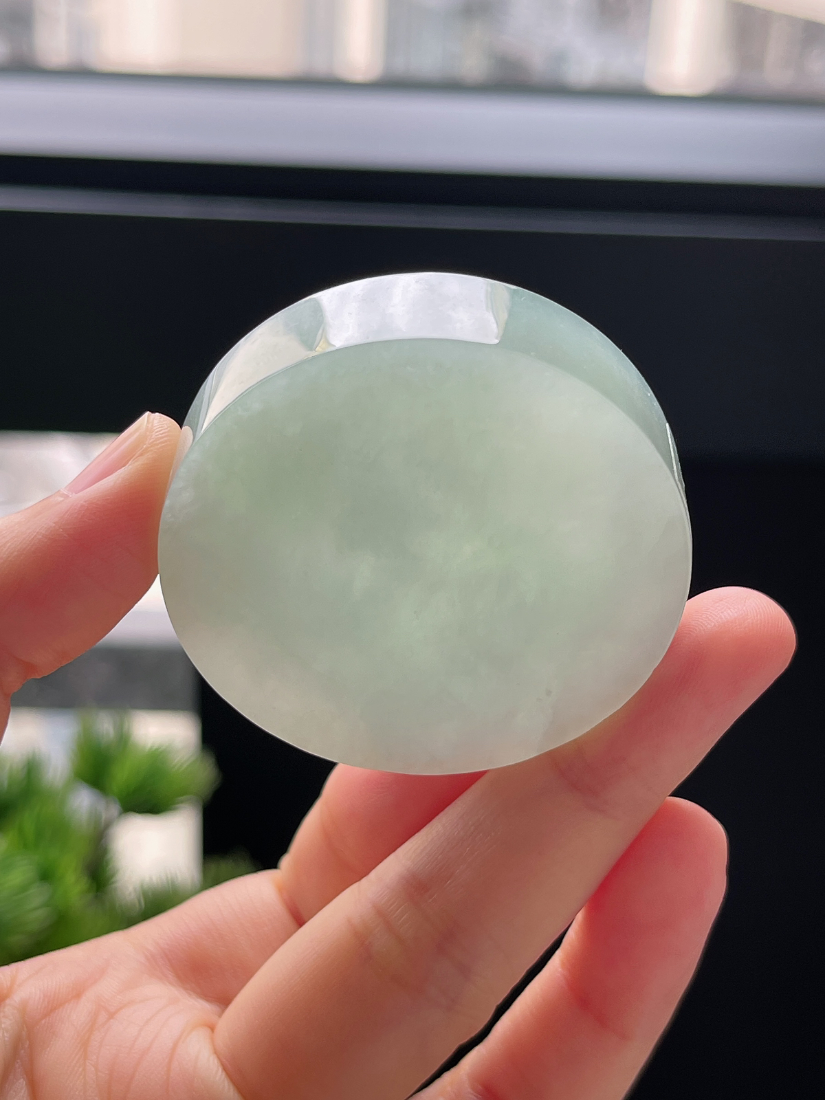 翡翠淡绿色镯心