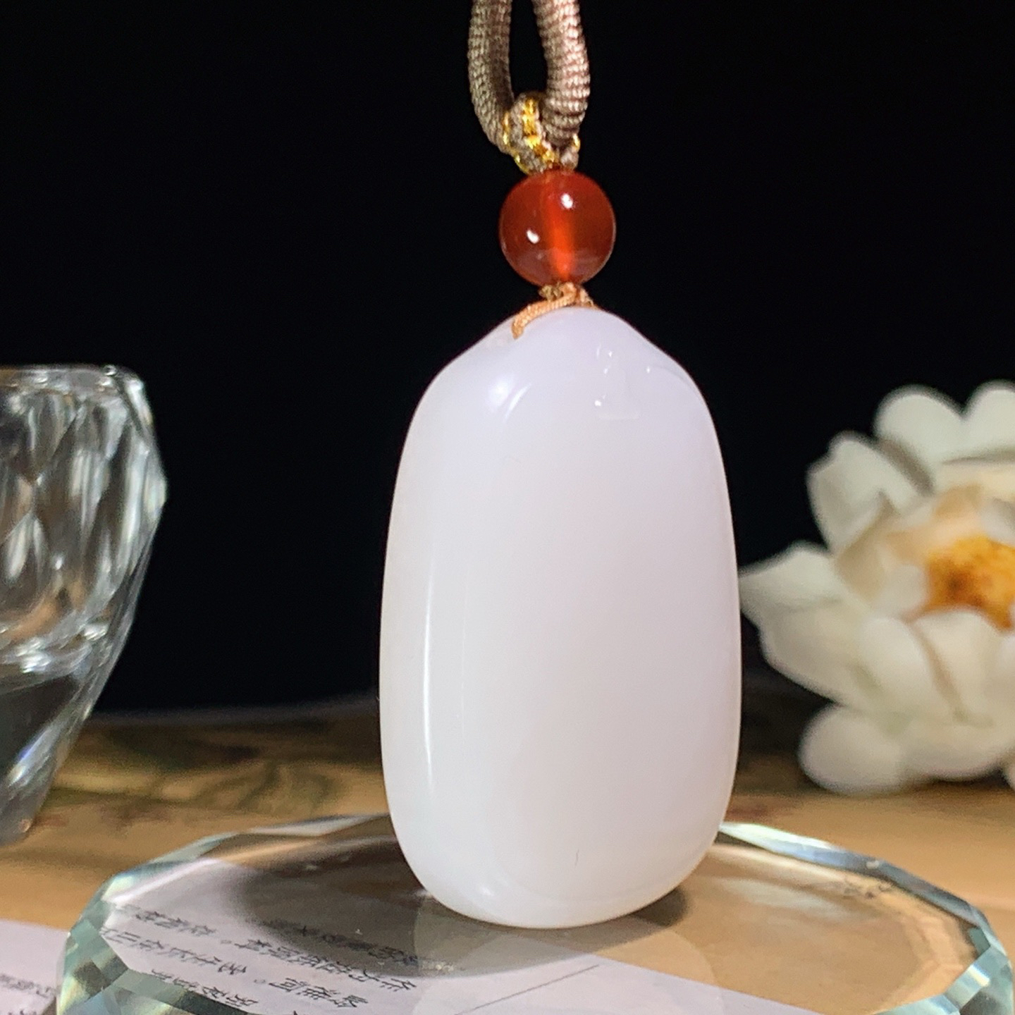 新疆和田玉羊脂白平安无事牌挂件。尺寸42/30/10重32.5克 玉质细腻油润。手推出油。佩戴高端典雅。lt260428