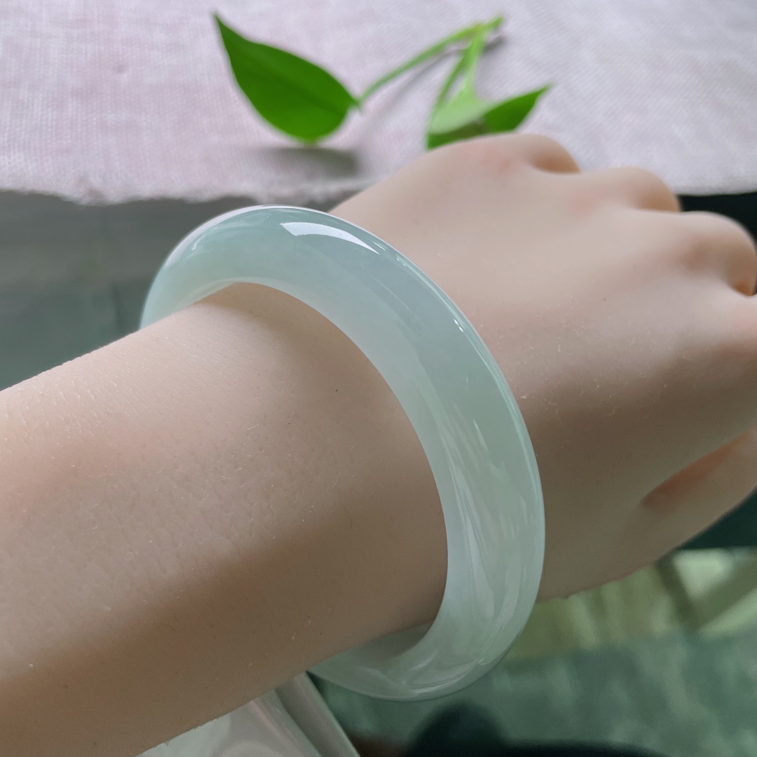 56.8/11.1/8.7绿底正圈，水润，细腻，清雅大方，简约大方，有棉线，ss50873a