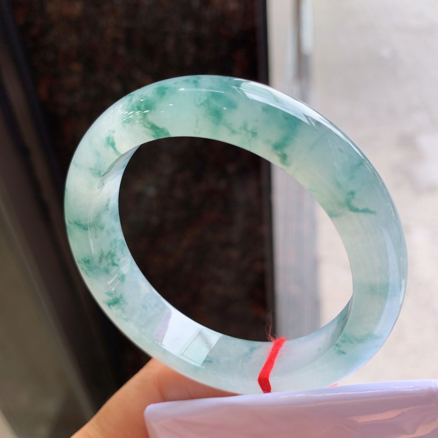 正圈冰种飘花，无裂，尺寸：57.5/12.6/9，版型好